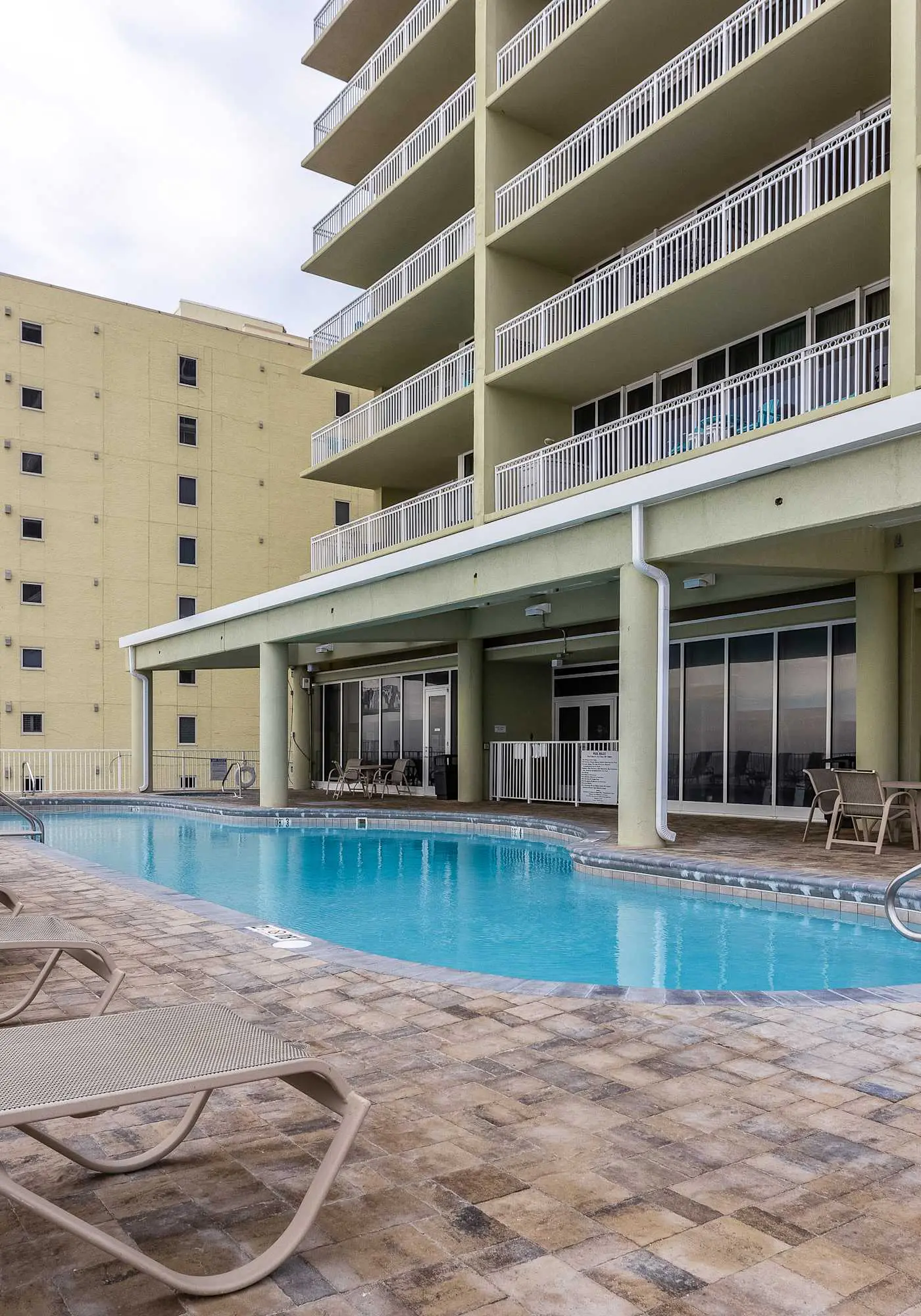 Luxurious beachfront condo w incredible Gulf view & shared pool hot tub