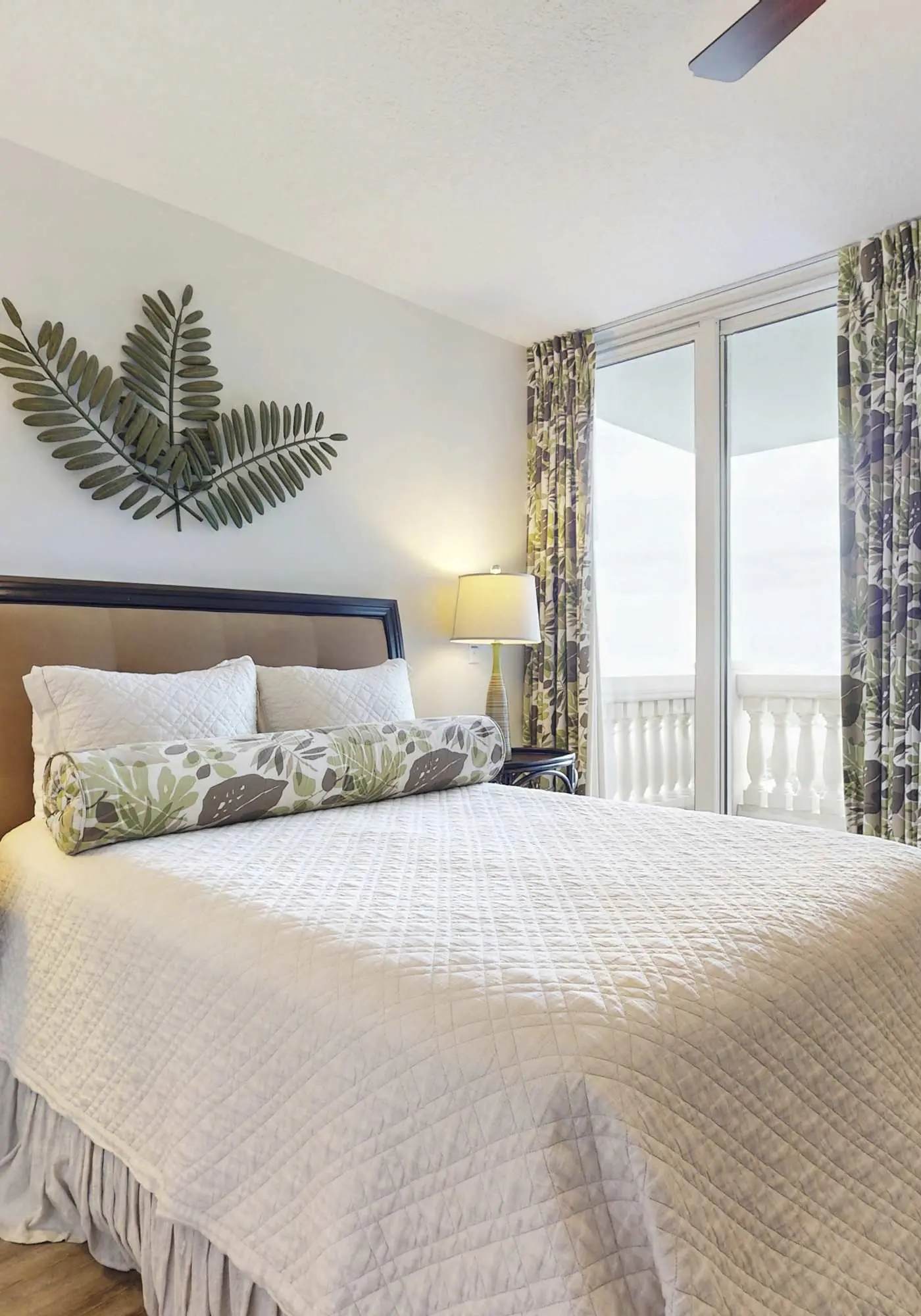 Luxurious beachfront condo w incredible Gulf view & shared pool hot tub