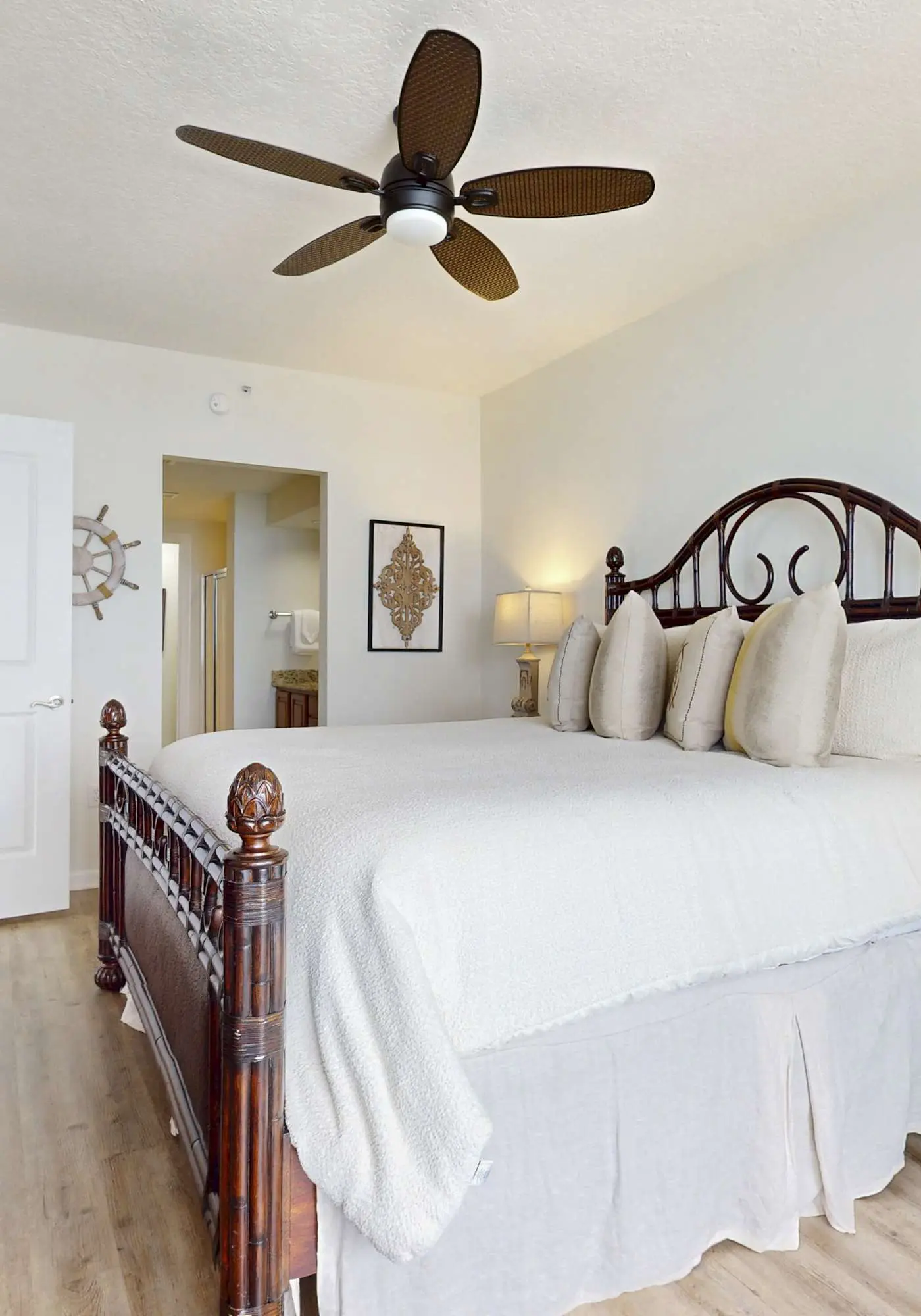 Luxurious beachfront condo w incredible Gulf view & shared pool hot tub