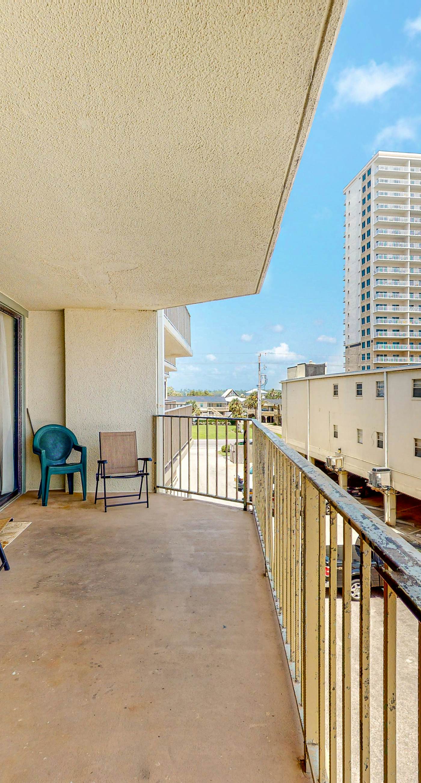 Beachfront condo with balcony overlooking Gulf of Mexico & resort pool