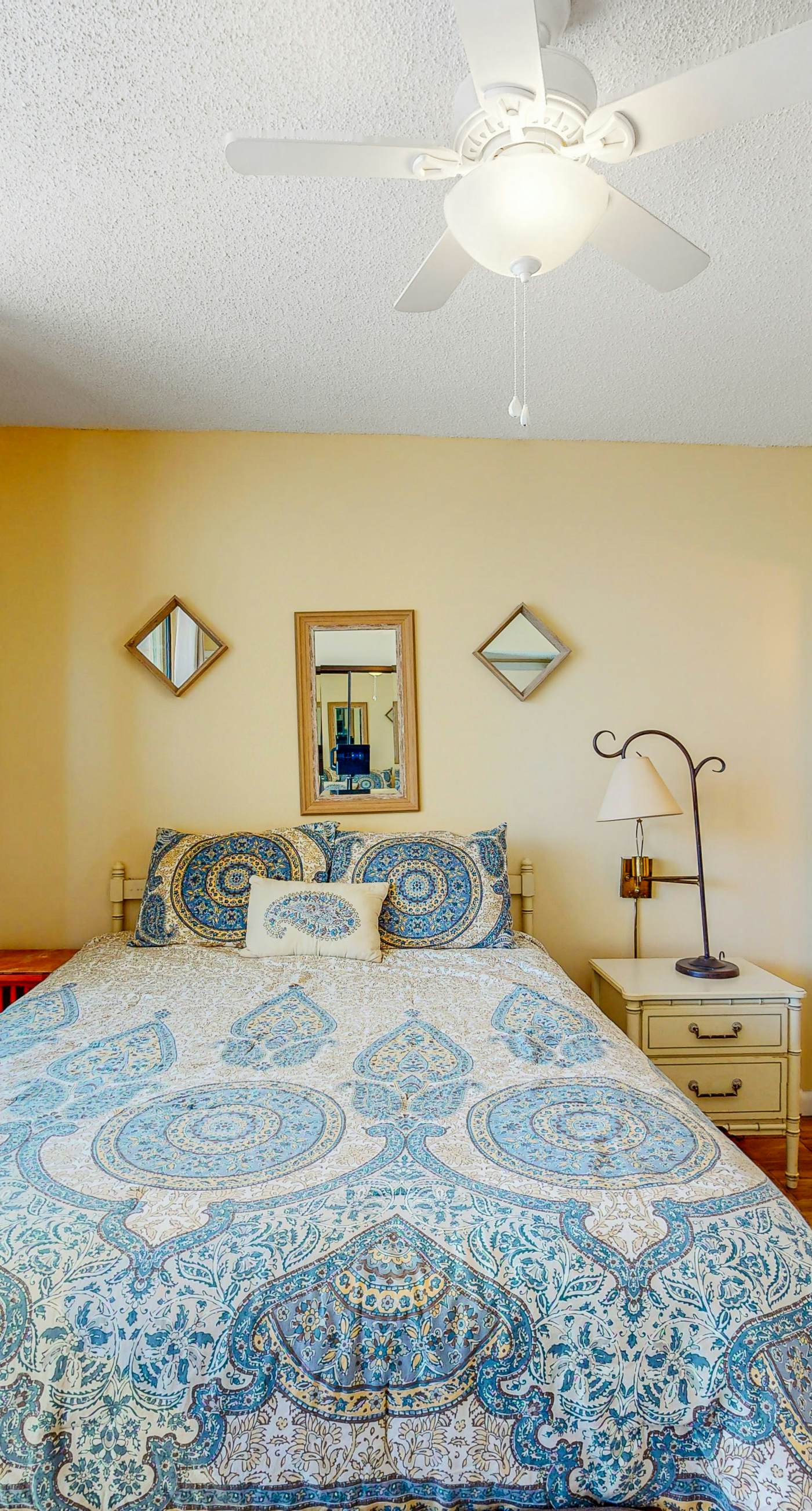 Beachfront condo with balcony overlooking Gulf of Mexico & resort pool