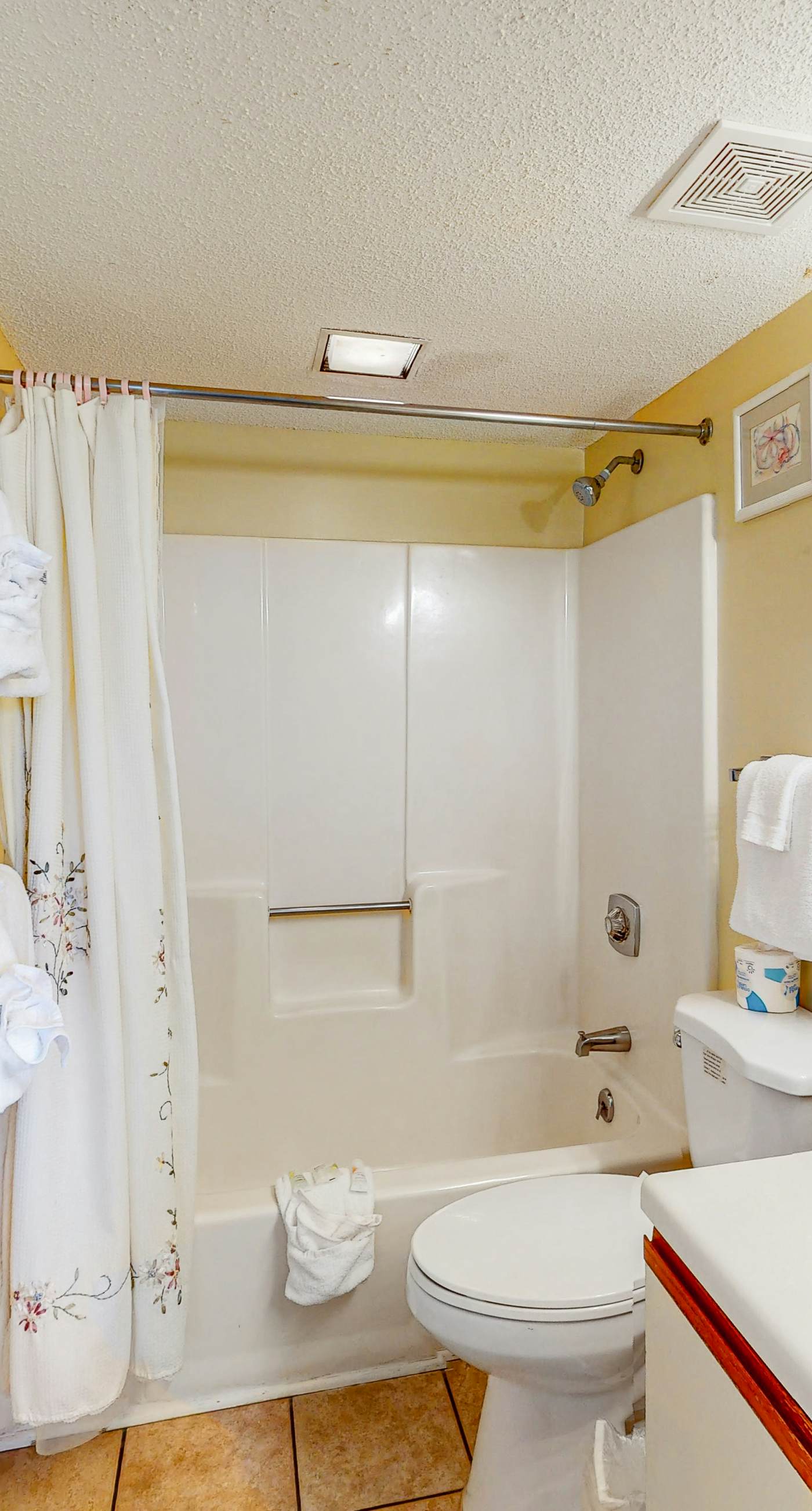 Beachfront condo with balcony overlooking Gulf of Mexico & resort pool