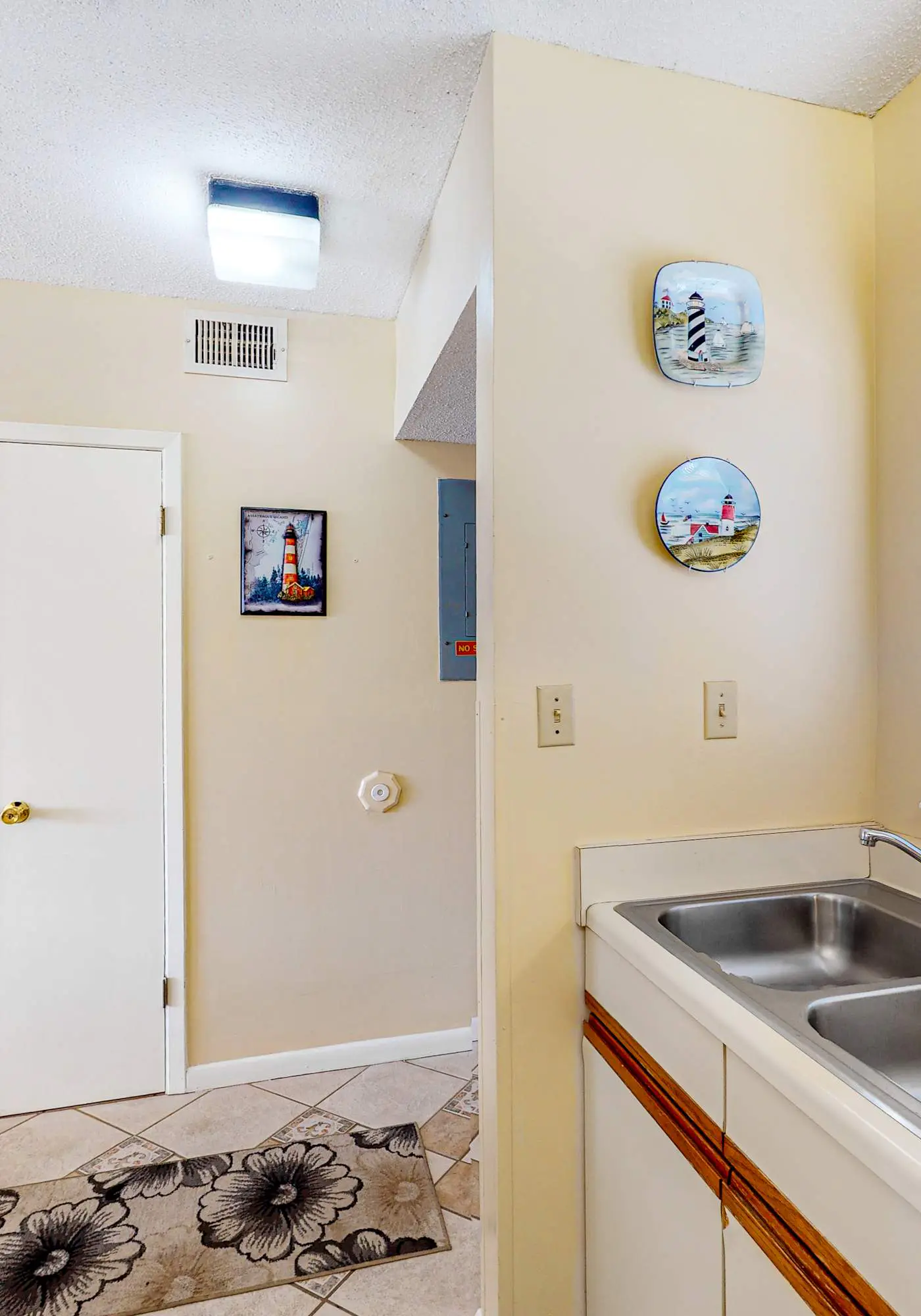Beachfront condo with balcony overlooking Gulf of Mexico & resort pool