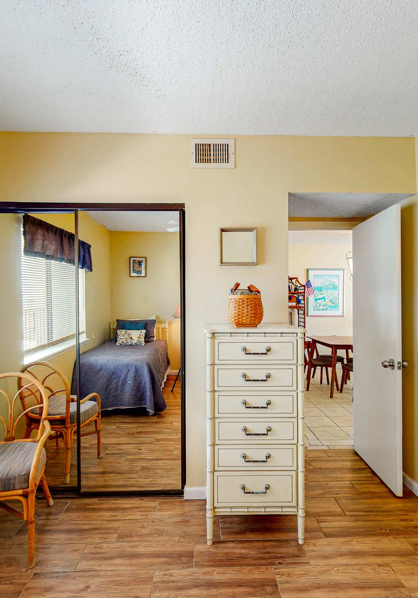 Beachfront condo with balcony overlooking Gulf of Mexico & resort pool