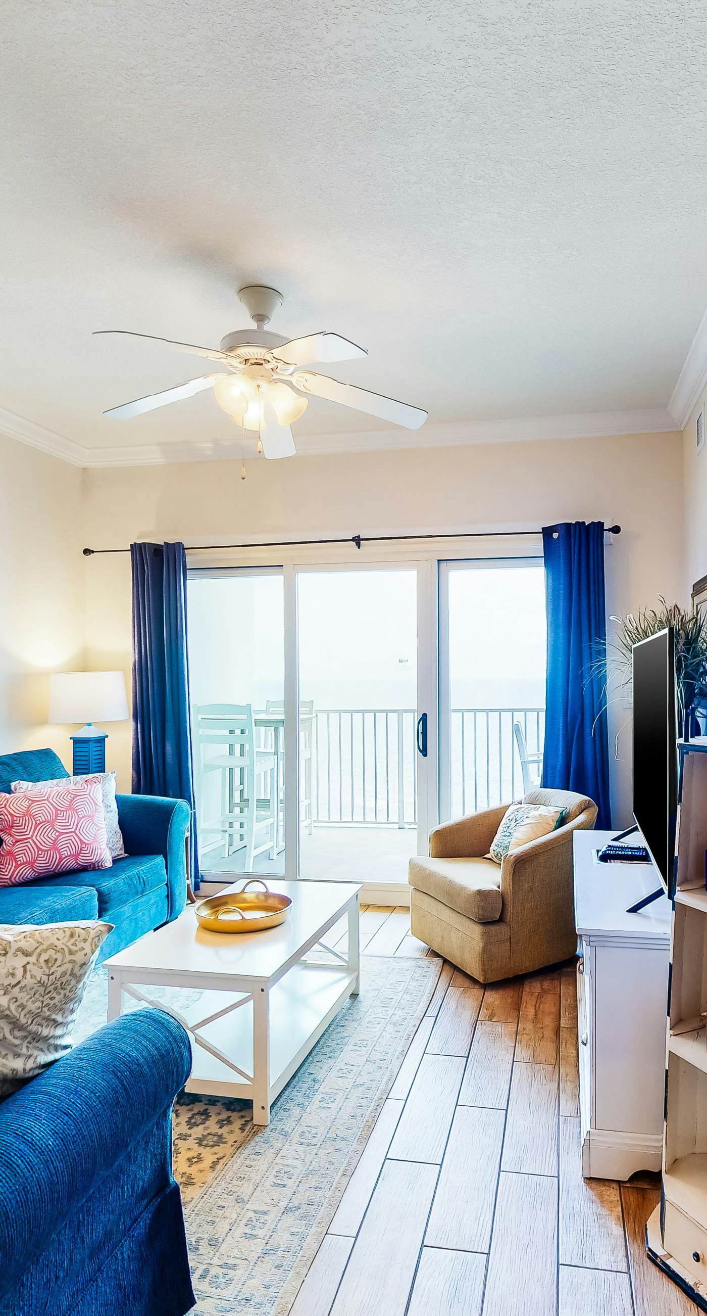 Beachfront condo w spacious layout, swim-through outdoor indoor pool & hot tub