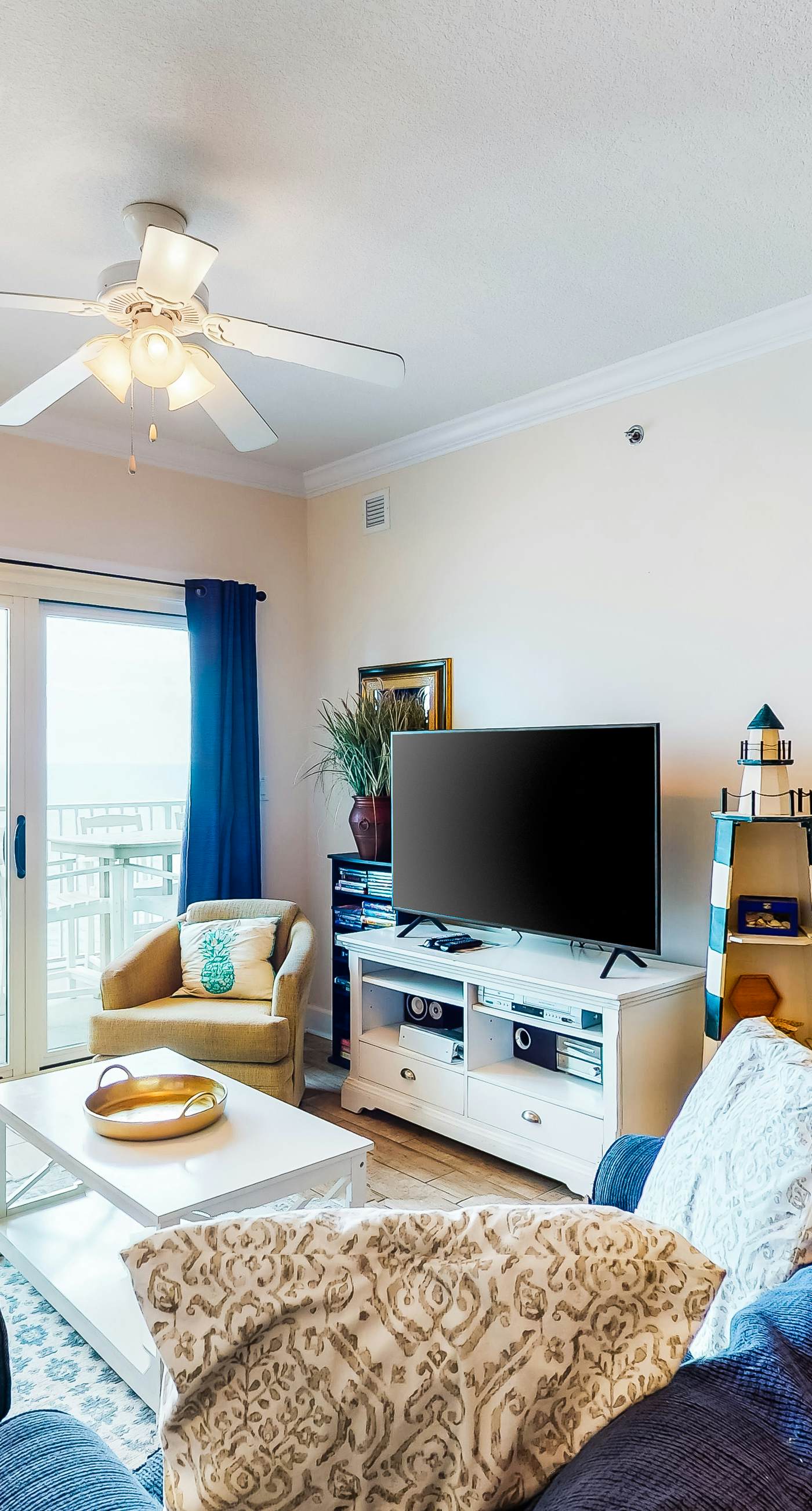 Beachfront condo w spacious layout, swim-through outdoor indoor pool & hot tub