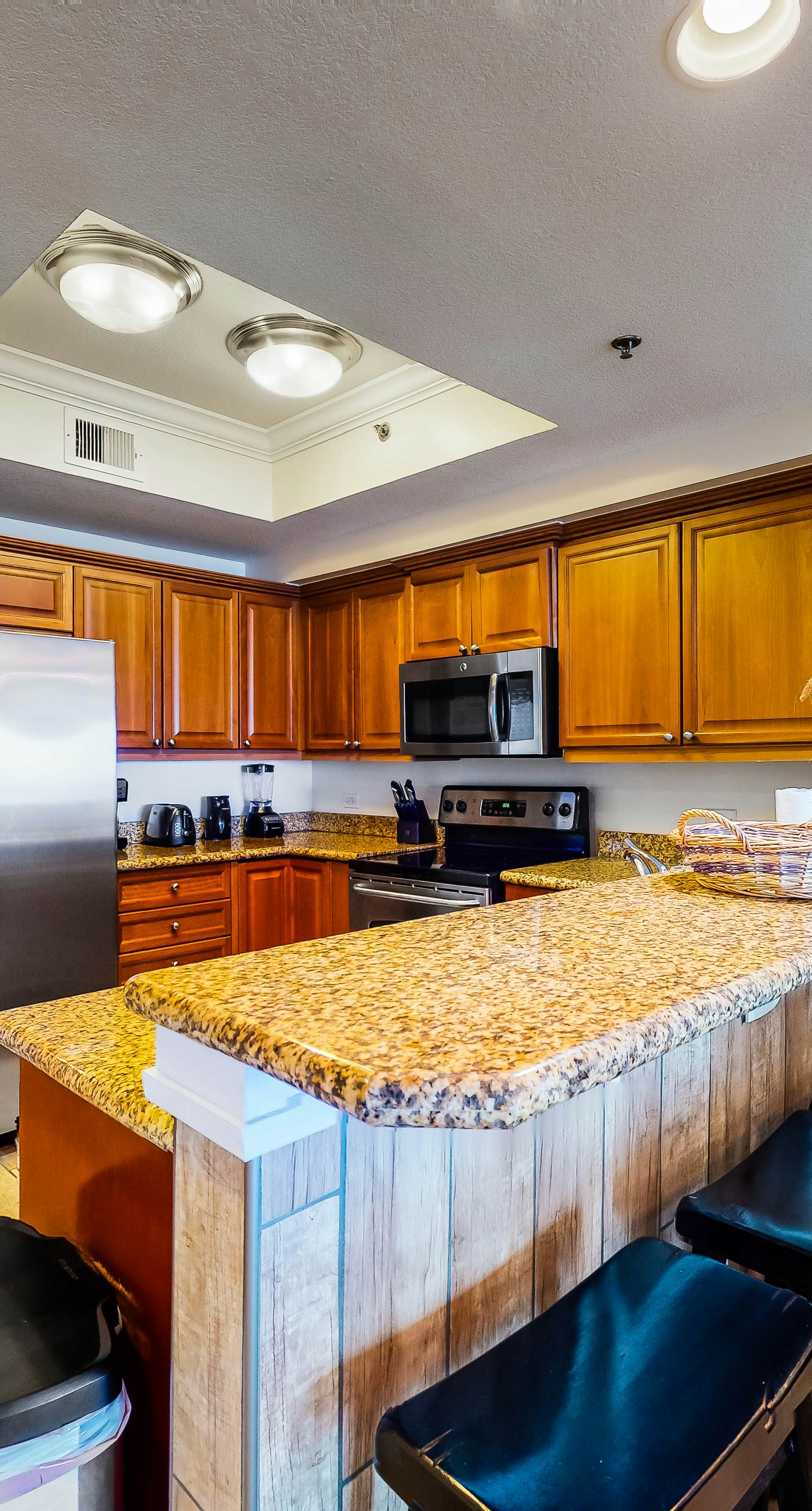 Beachfront condo w spacious layout, swim-through outdoor indoor pool & hot tub