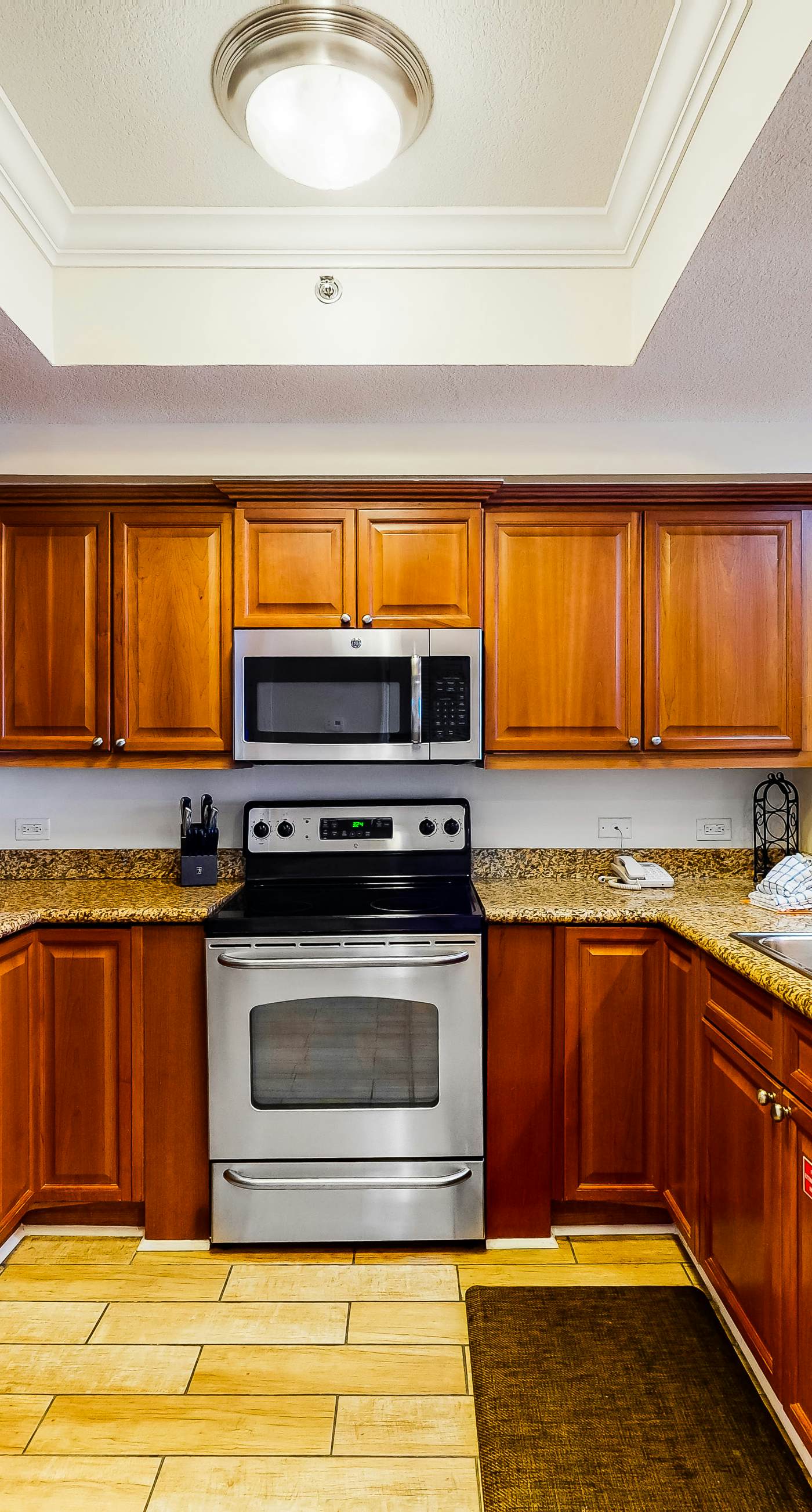 Beachfront condo w spacious layout, swim-through outdoor indoor pool & hot tub