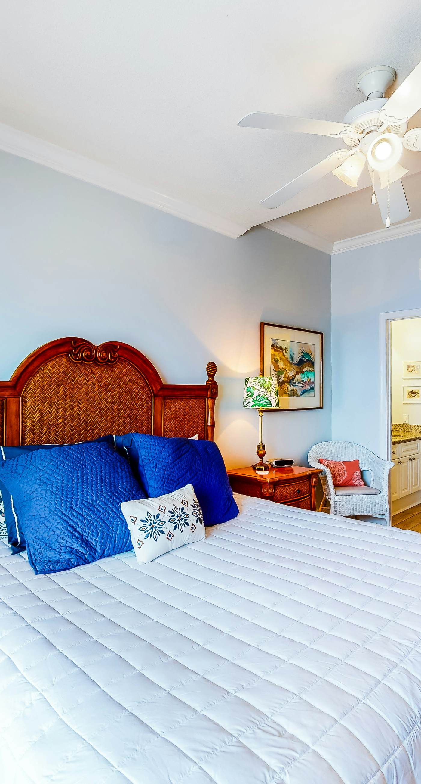 Beachfront condo w spacious layout, swim-through outdoor indoor pool & hot tub