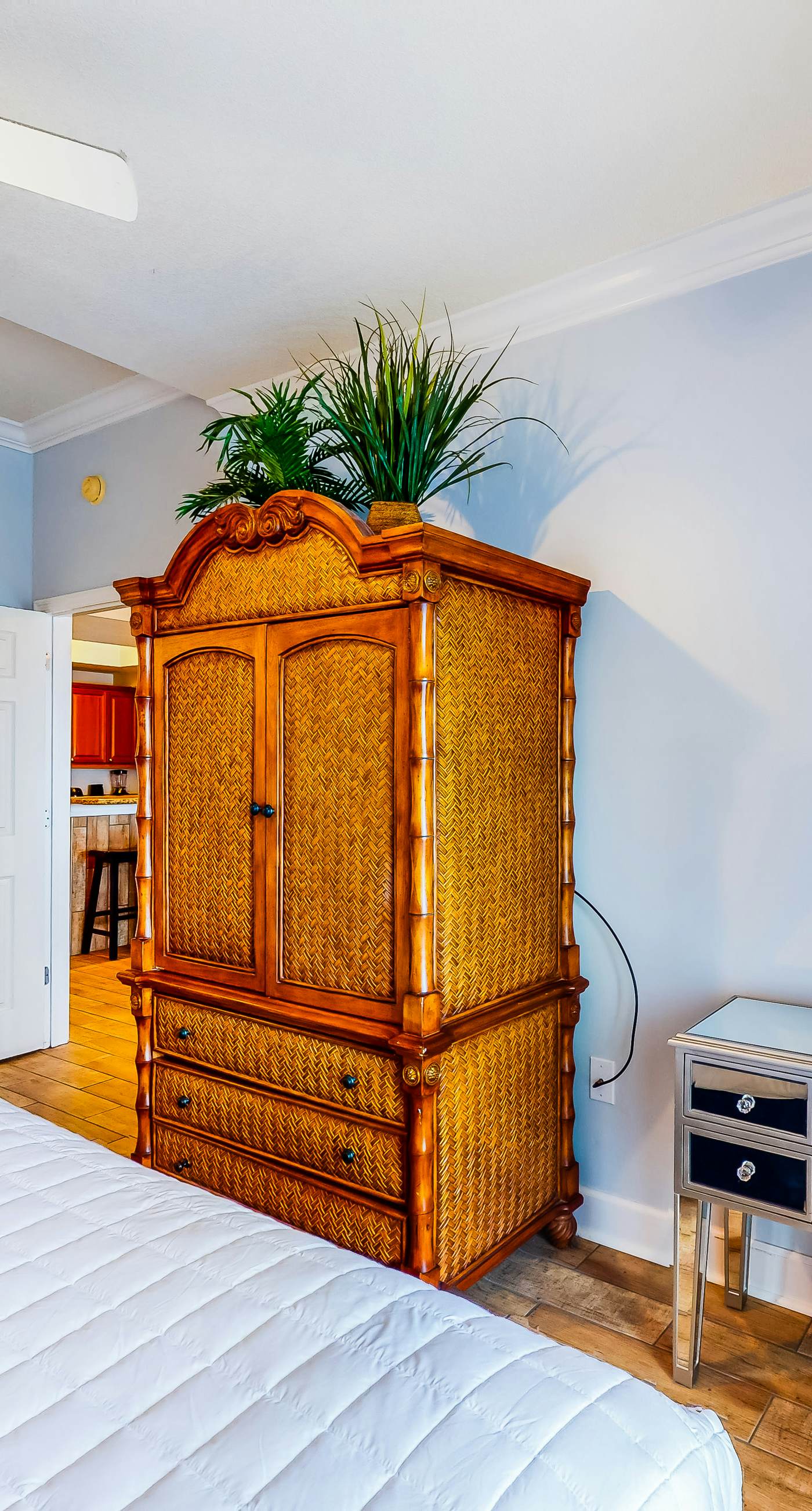 Beachfront condo w spacious layout, swim-through outdoor indoor pool & hot tub