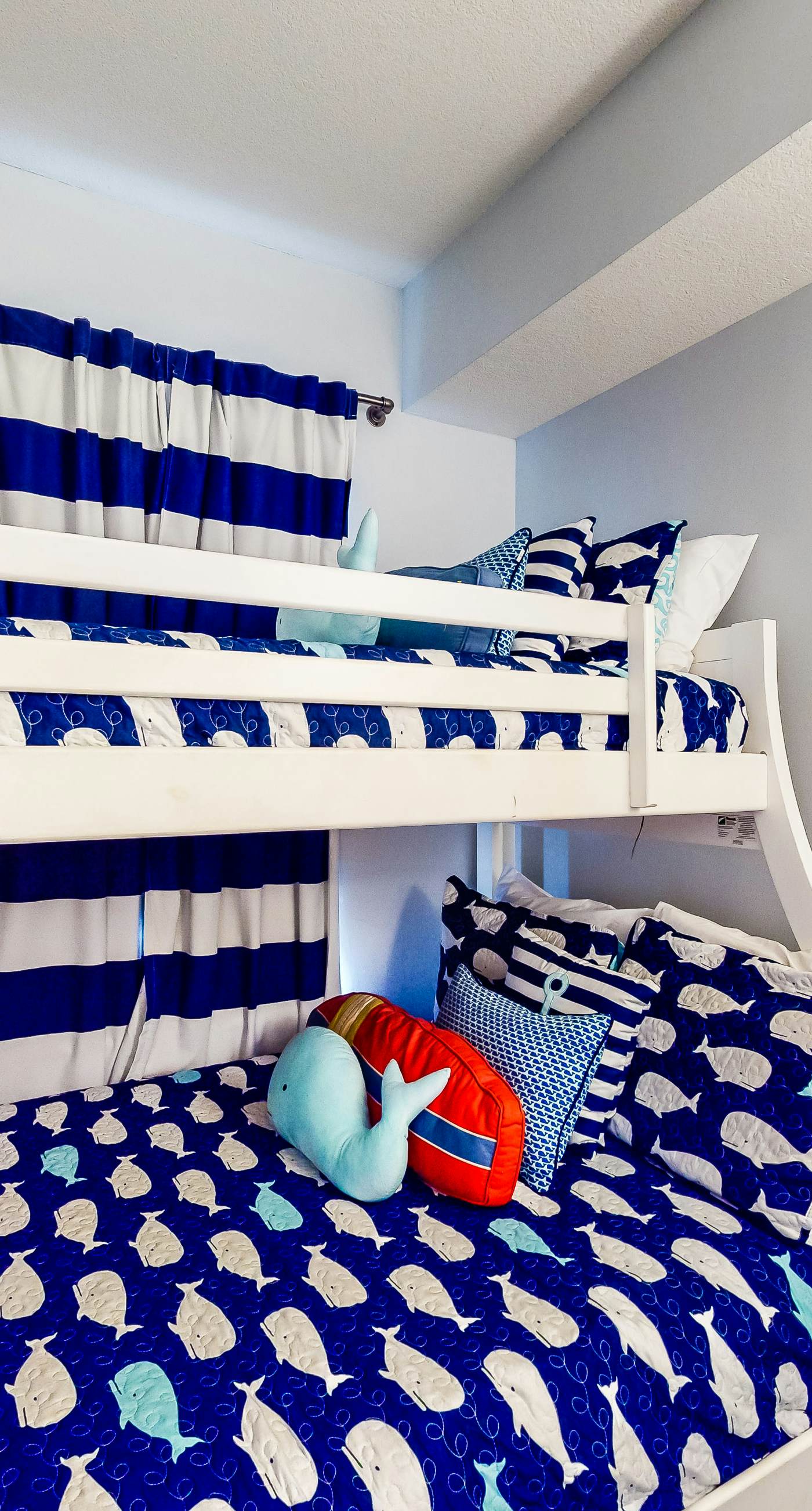 Beachfront condo w spacious layout, swim-through outdoor indoor pool & hot tub