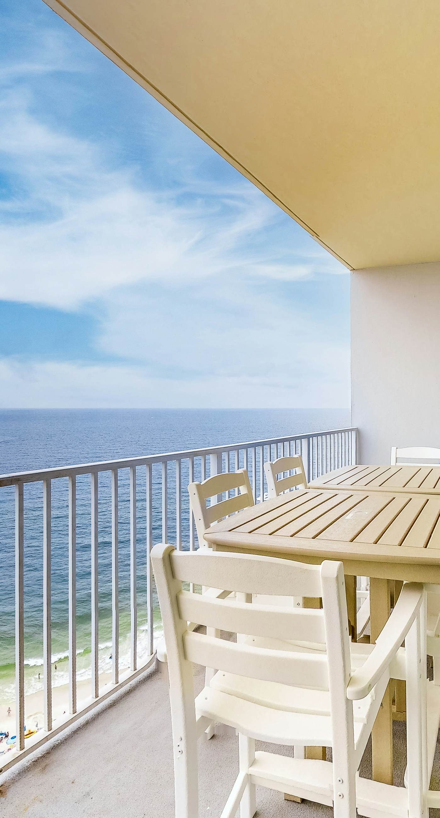Beachfront condo w spacious layout, swim-through outdoor indoor pool & hot tub