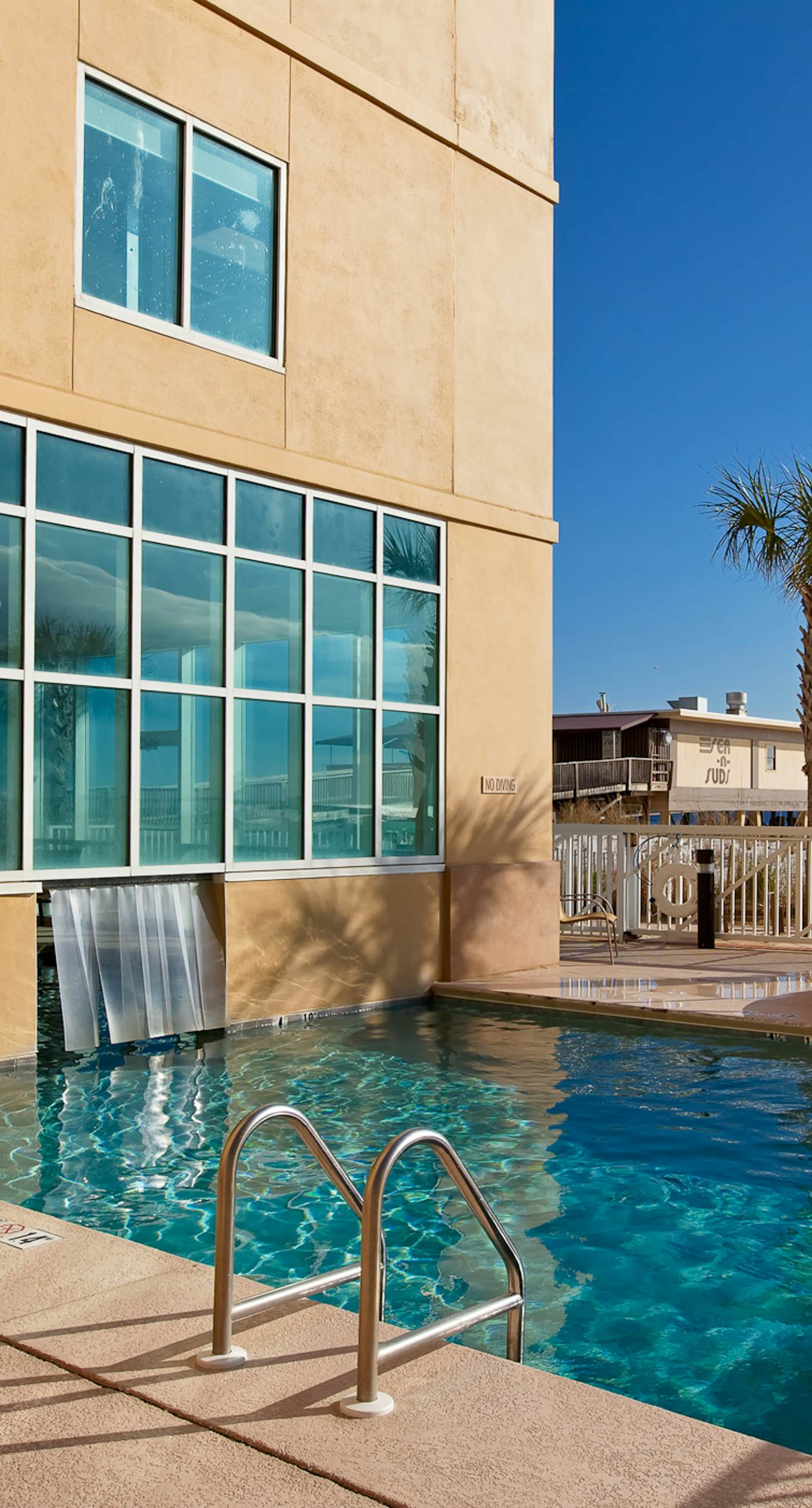 Beachfront condo w spacious layout, swim-through outdoor indoor pool & hot tub