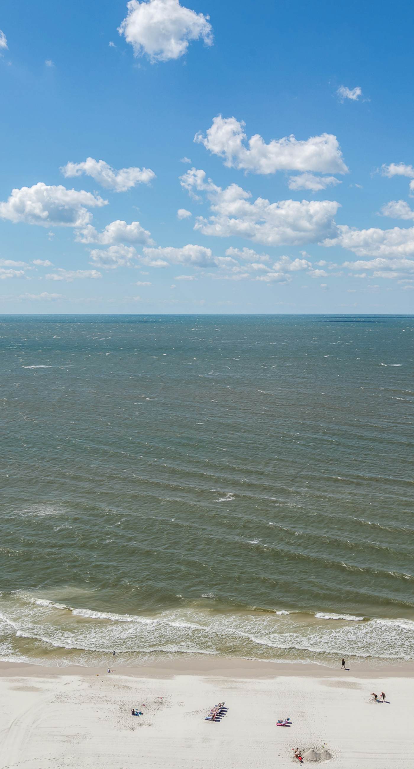 Beachfront condo w spacious layout, swim-through outdoor indoor pool & hot tub