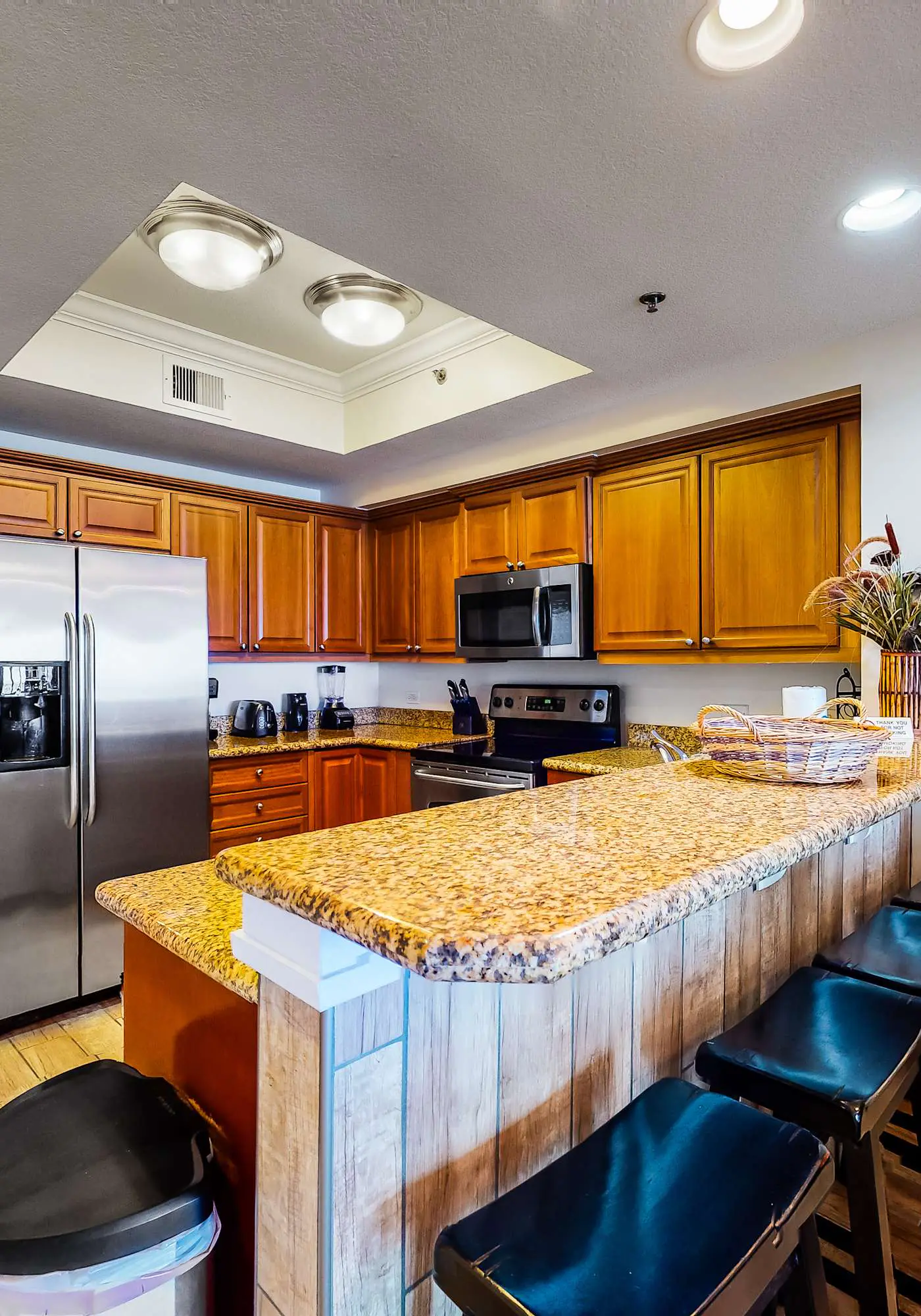 Beachfront condo w spacious layout, swim-through outdoor indoor pool & hot tub