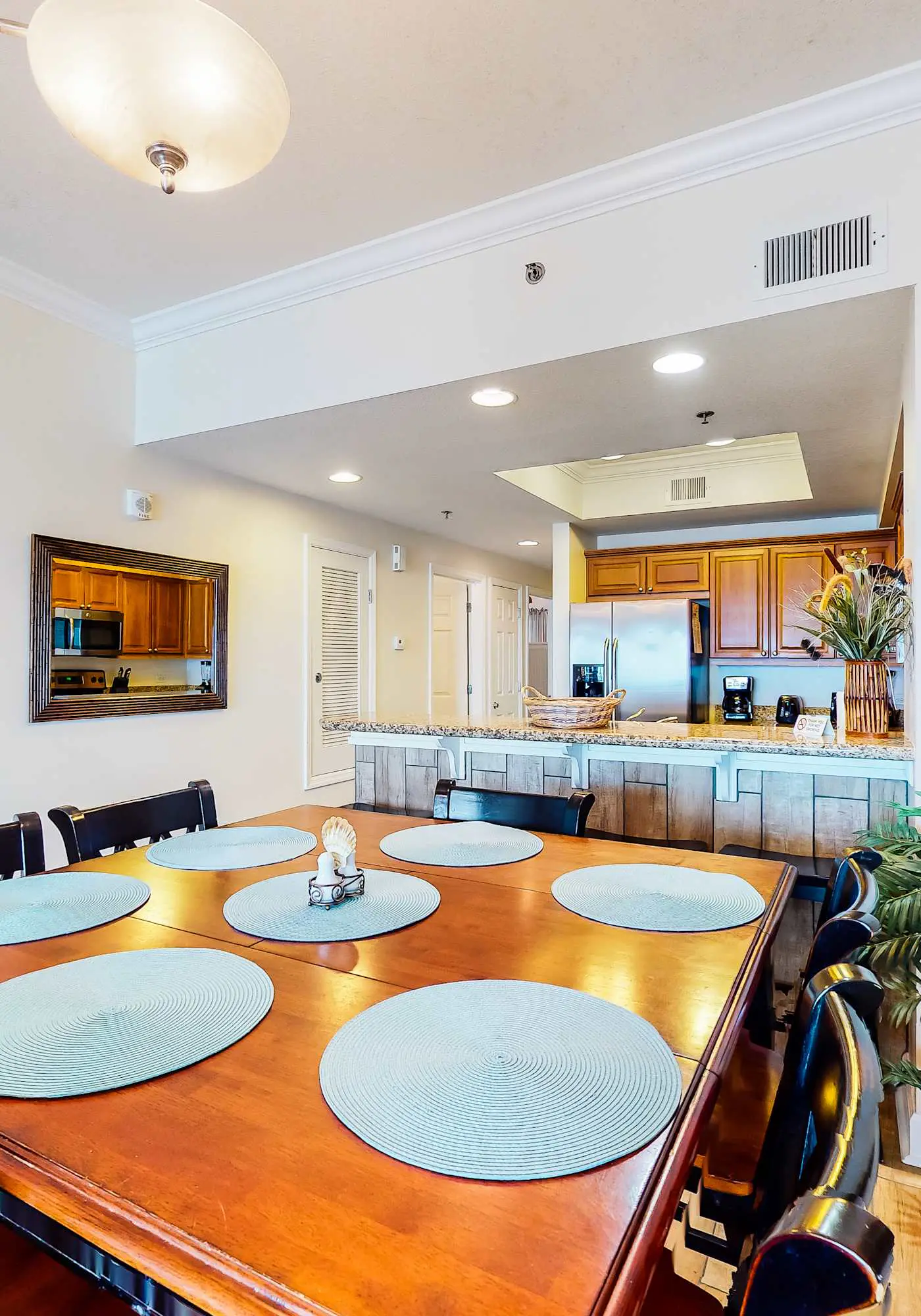 Beachfront condo w spacious layout, swim-through outdoor indoor pool & hot tub