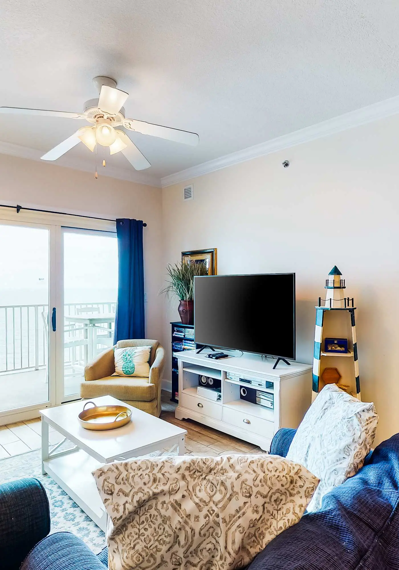 Beachfront condo w spacious layout, swim-through outdoor indoor pool & hot tub