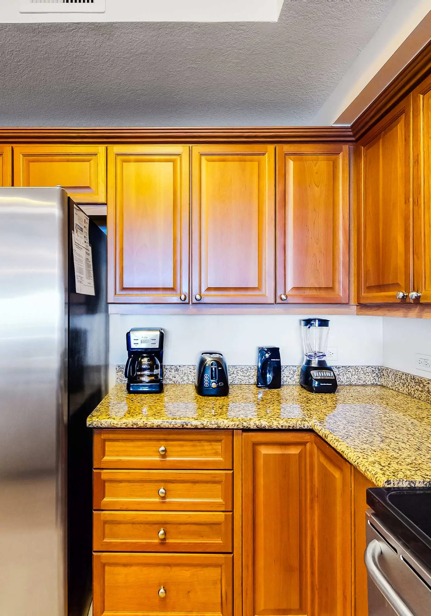 Beachfront condo w spacious layout, swim-through outdoor indoor pool & hot tub