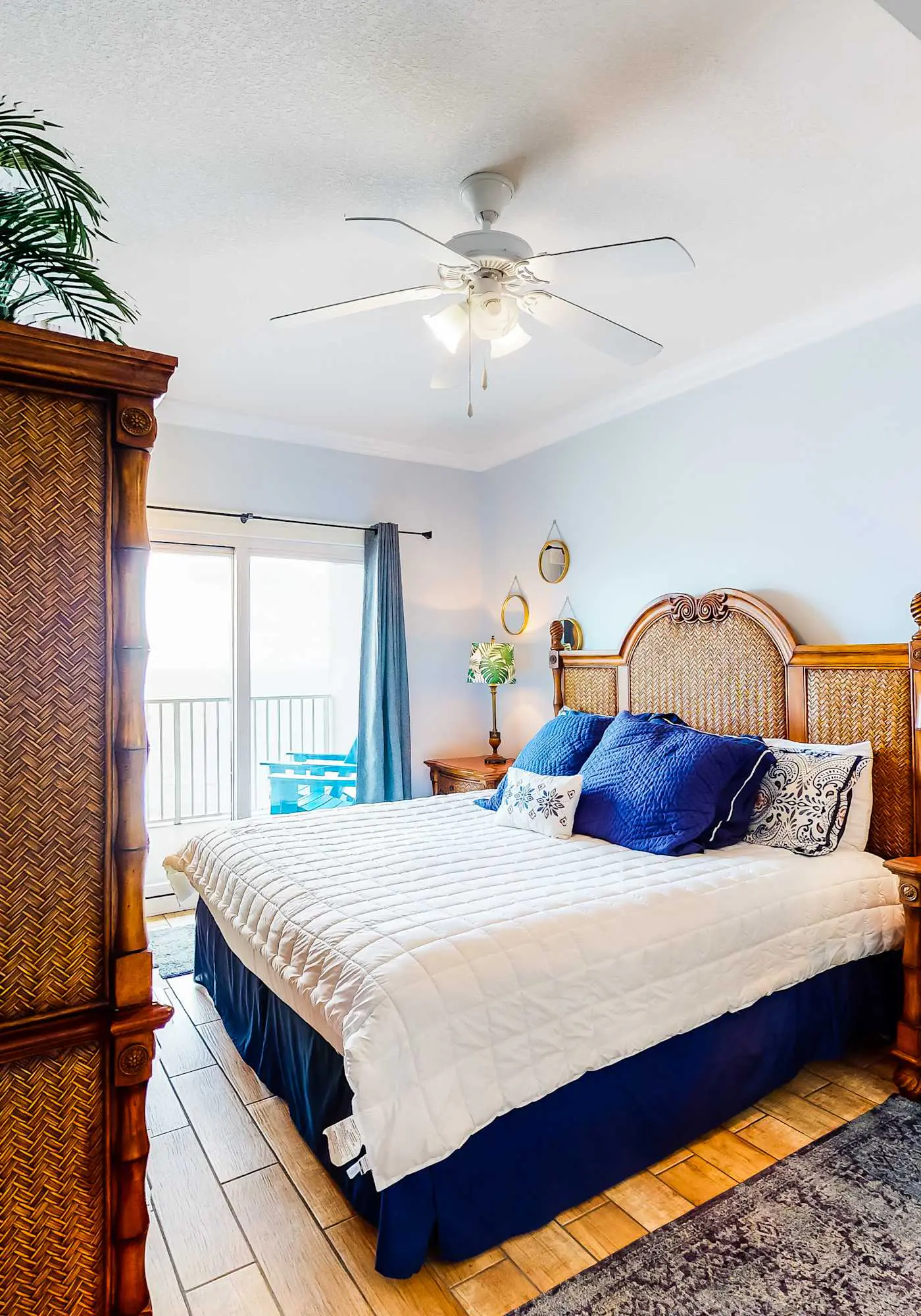 Beachfront condo w spacious layout, swim-through outdoor indoor pool & hot tub
