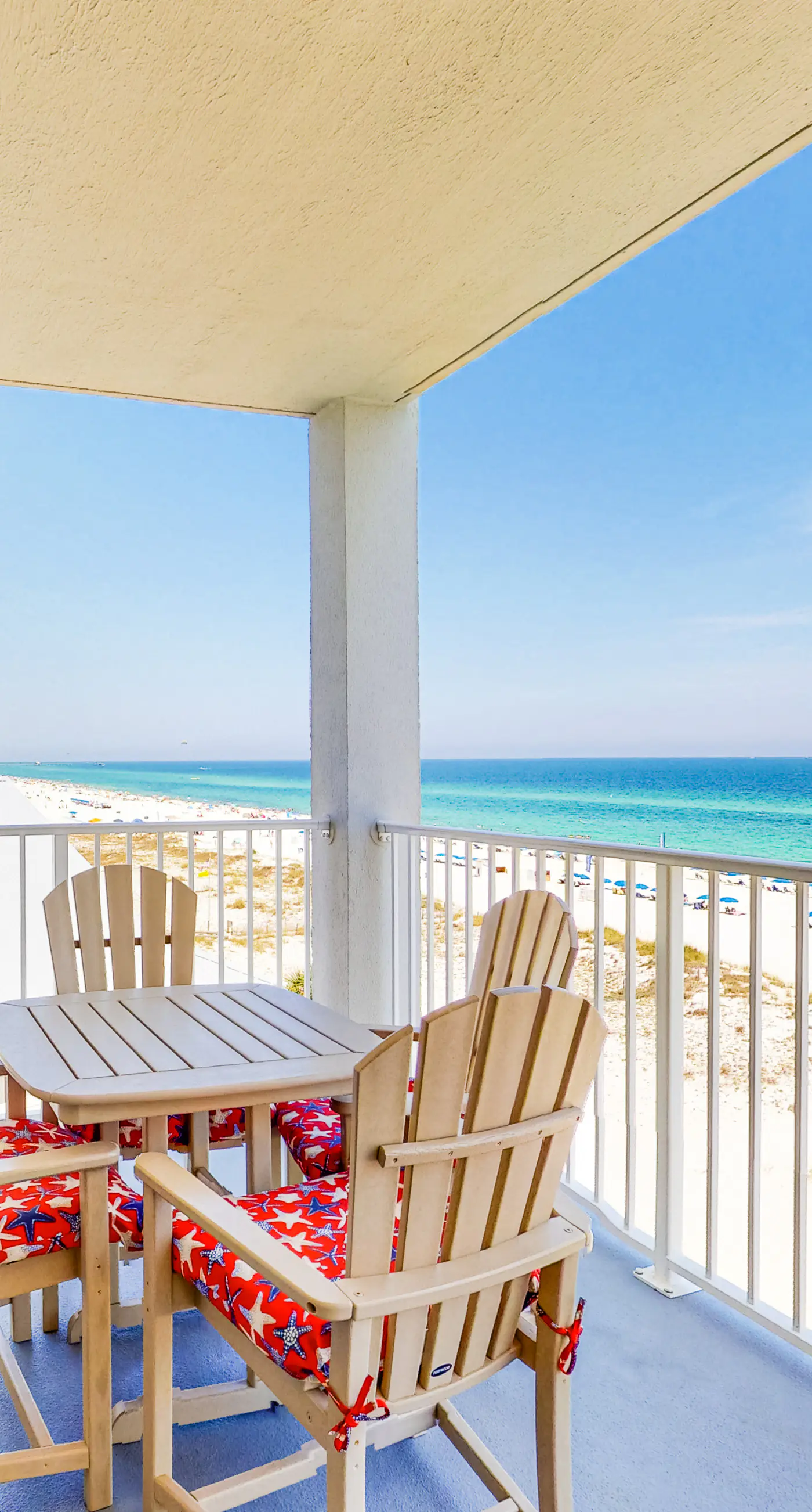 Gulf front getaway w/ panoramic beach views & a shared, heated pool