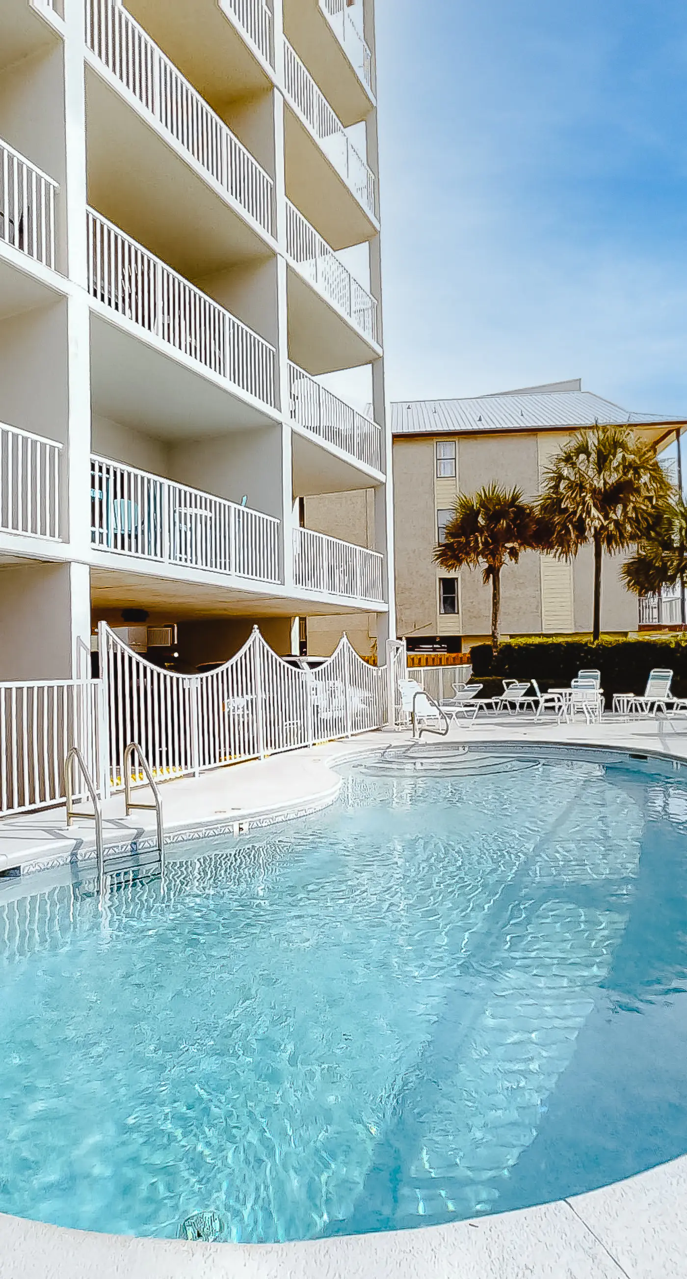 Gulf front getaway w/ panoramic beach views & a shared, heated pool