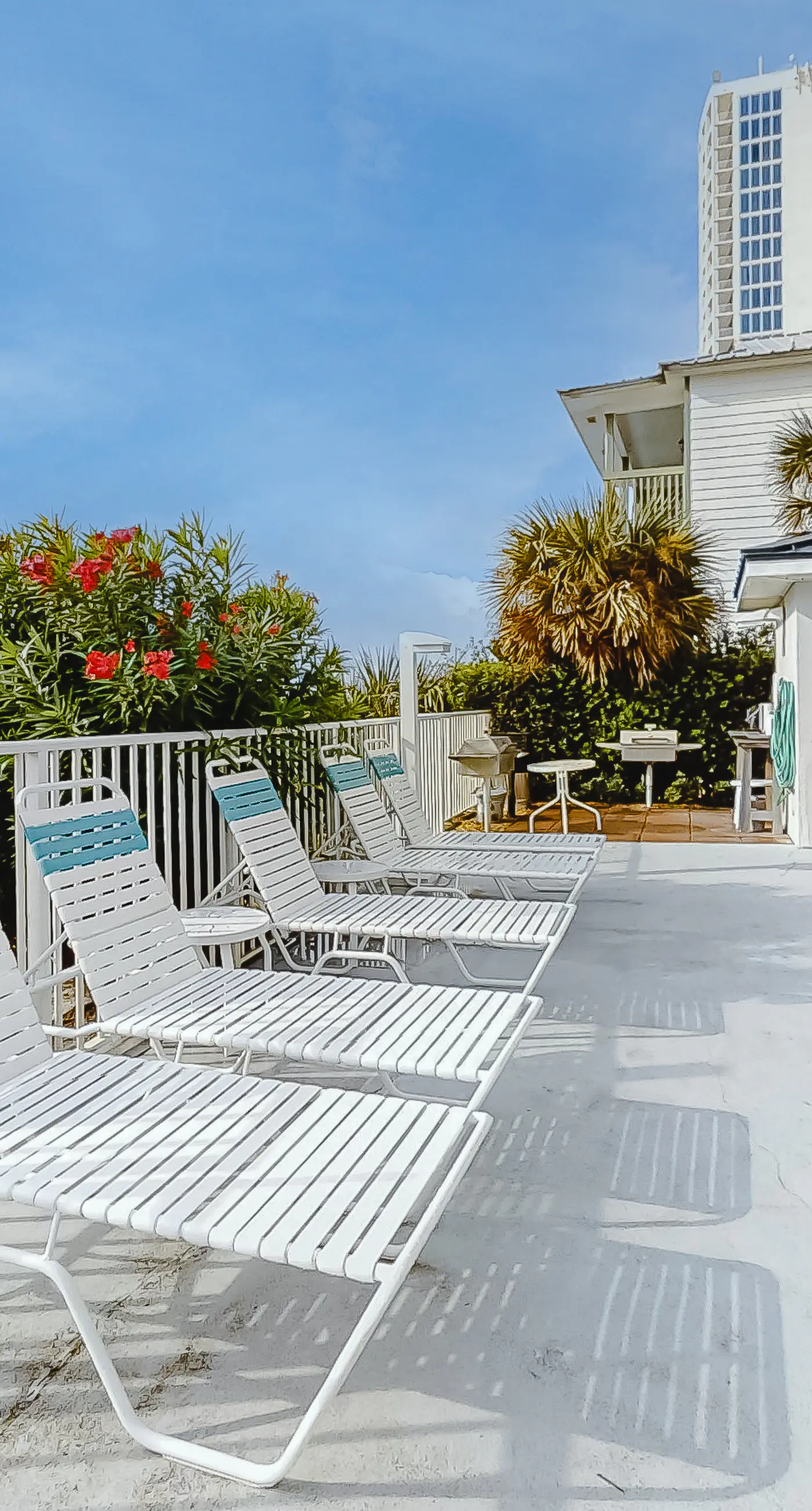 Gulf front getaway w/ panoramic beach views & a shared, heated pool