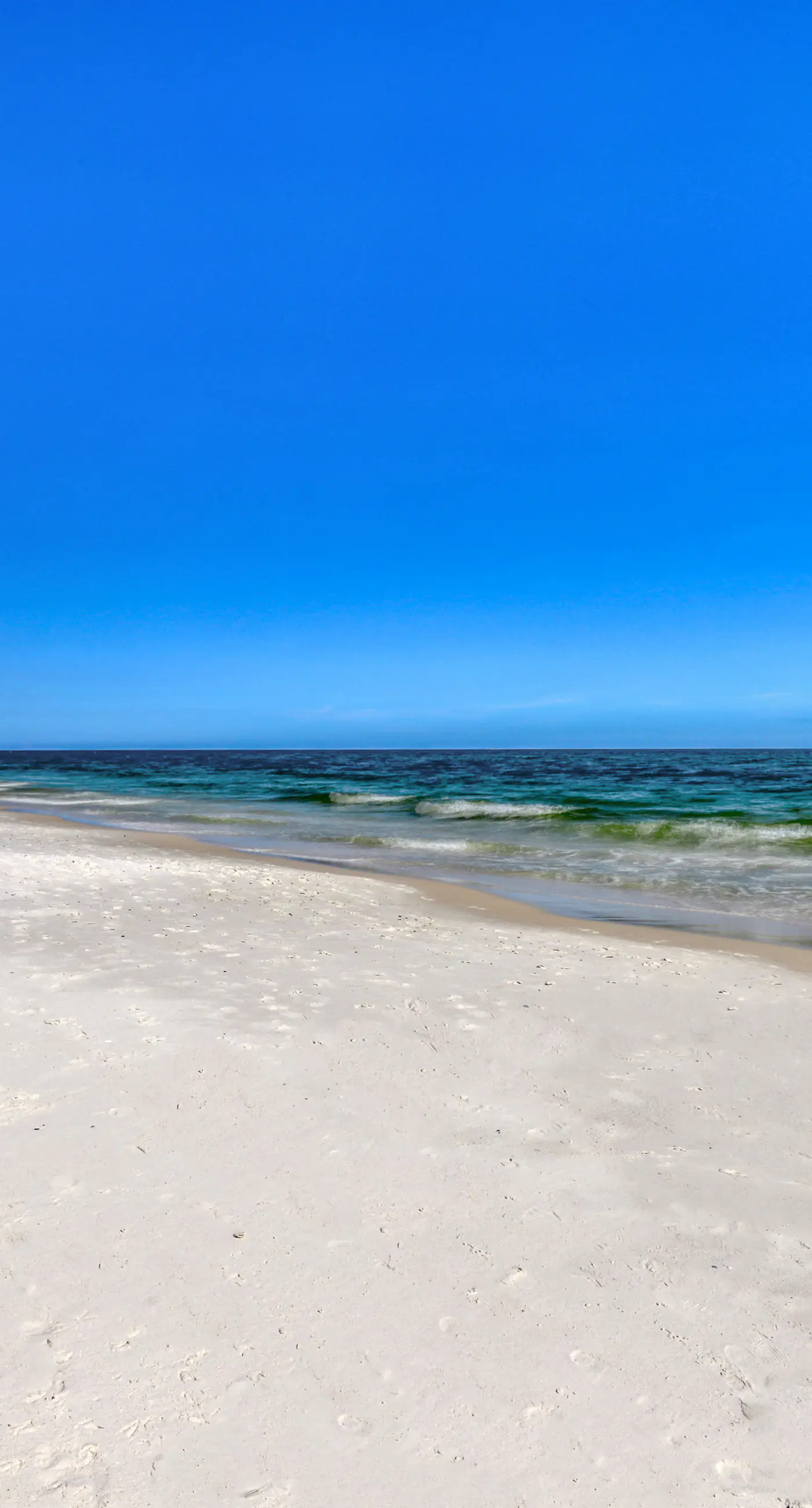 Gulf front getaway w/ panoramic beach views & a shared, heated pool