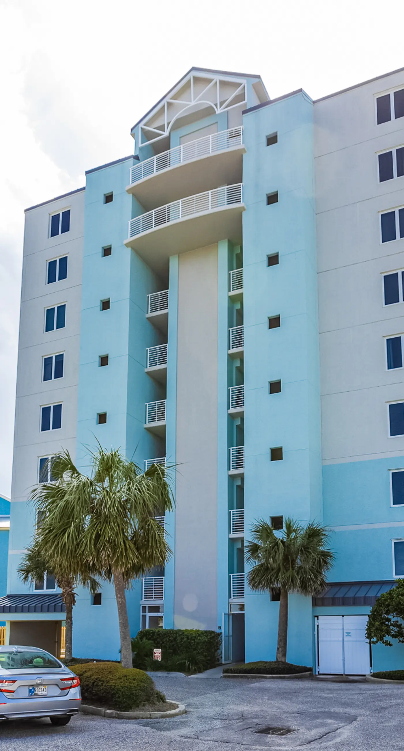 Gulf front getaway w/ panoramic beach views & a shared, heated pool