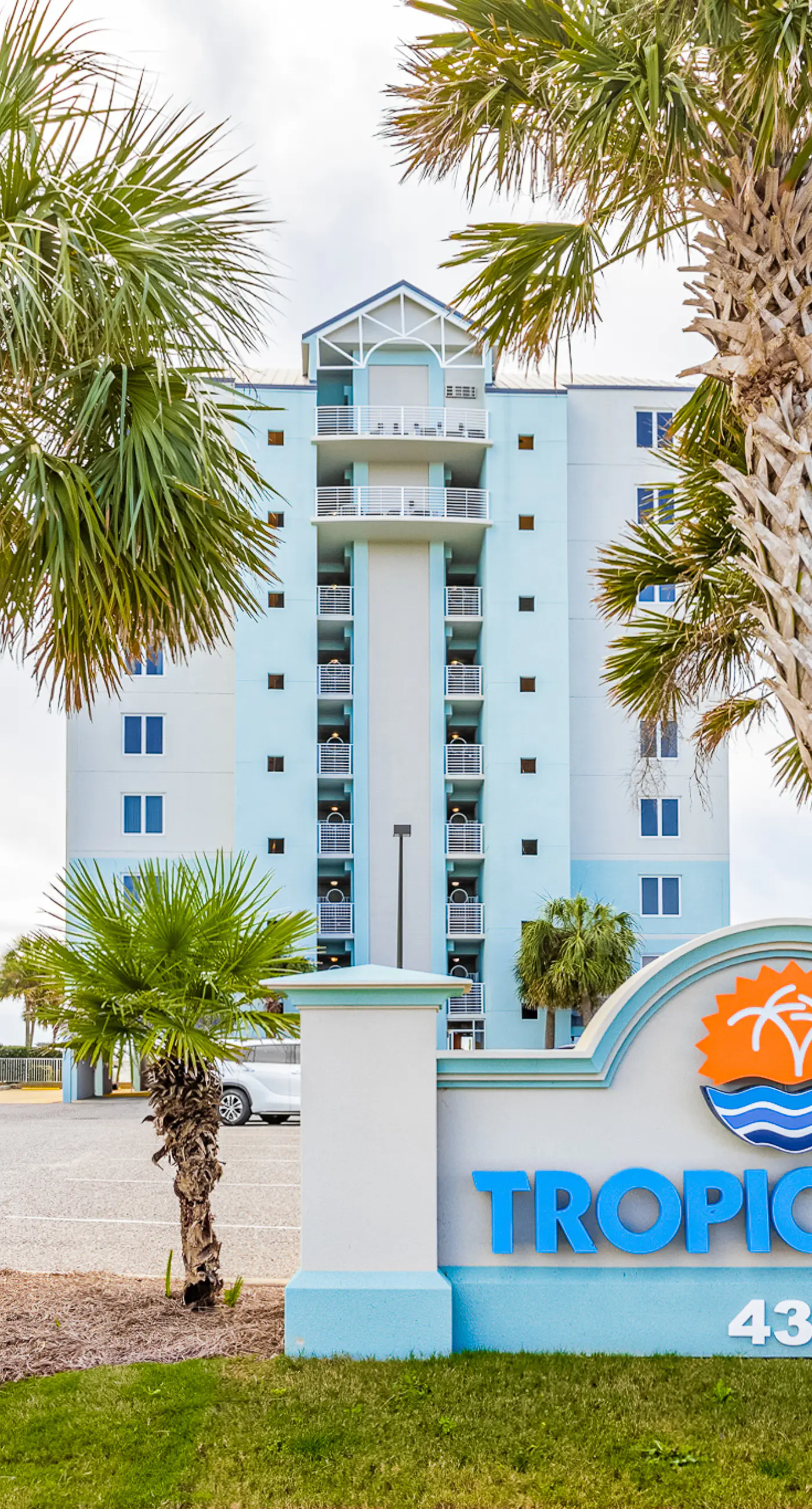 Gulf front getaway w/ panoramic beach views & a shared, heated pool