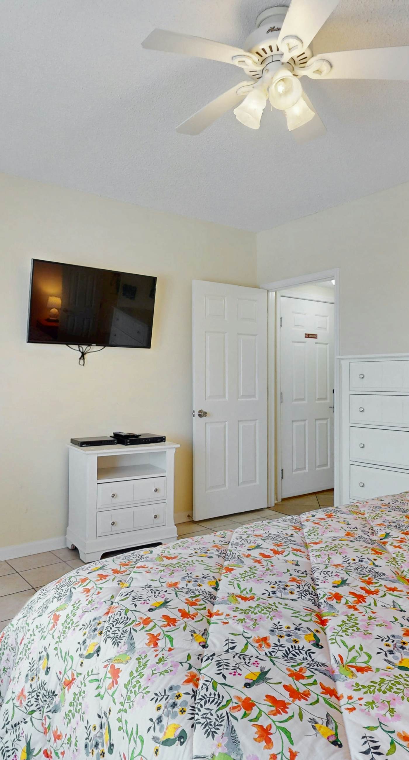 Beachfront, corner condo w a furnished balcony, shared pool, & grilling area