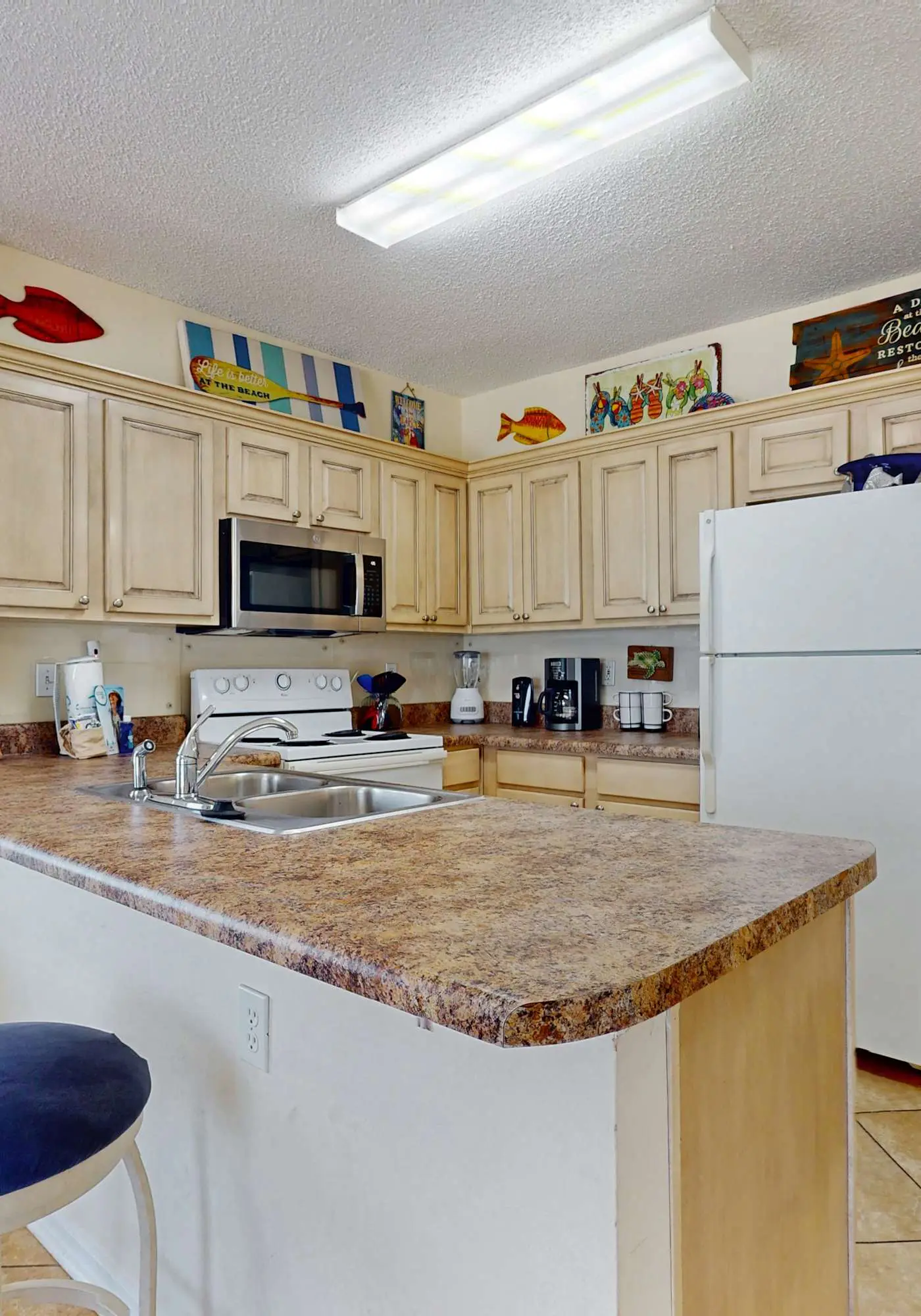 Beachfront, corner condo w a furnished balcony, shared pool, & grilling area