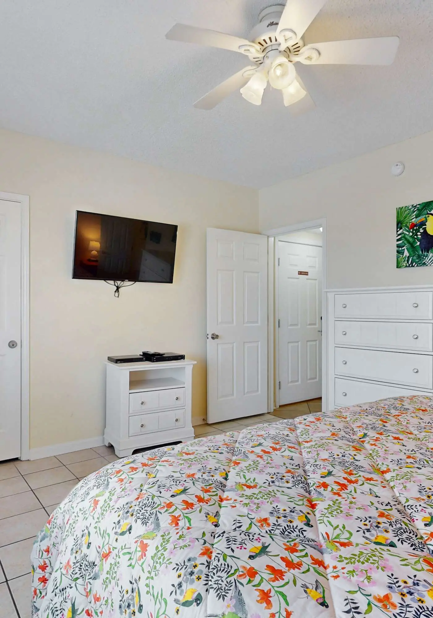 Beachfront, corner condo w a furnished balcony, shared pool, & grilling area
