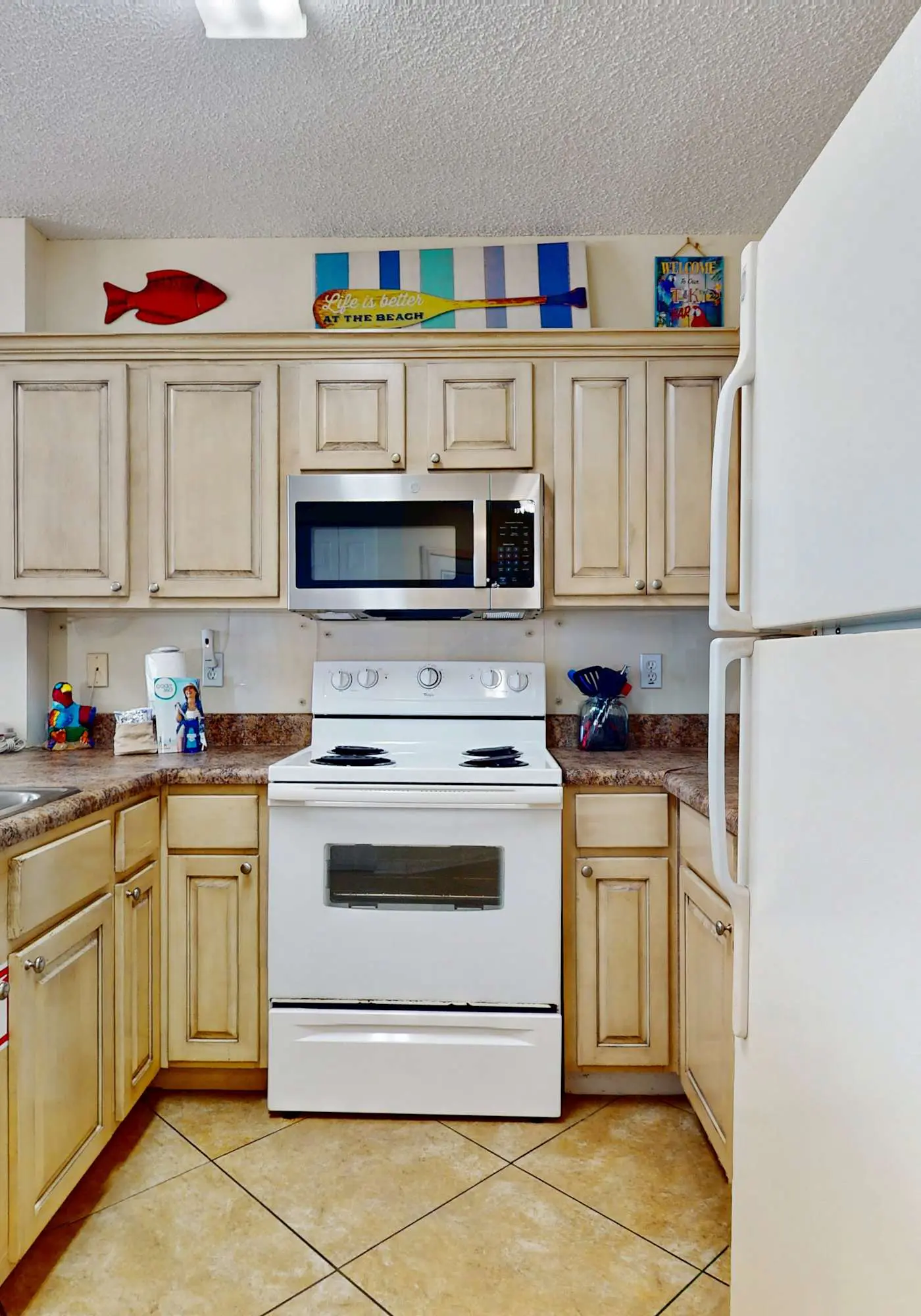 Beachfront, corner condo w a furnished balcony, shared pool, & grilling area