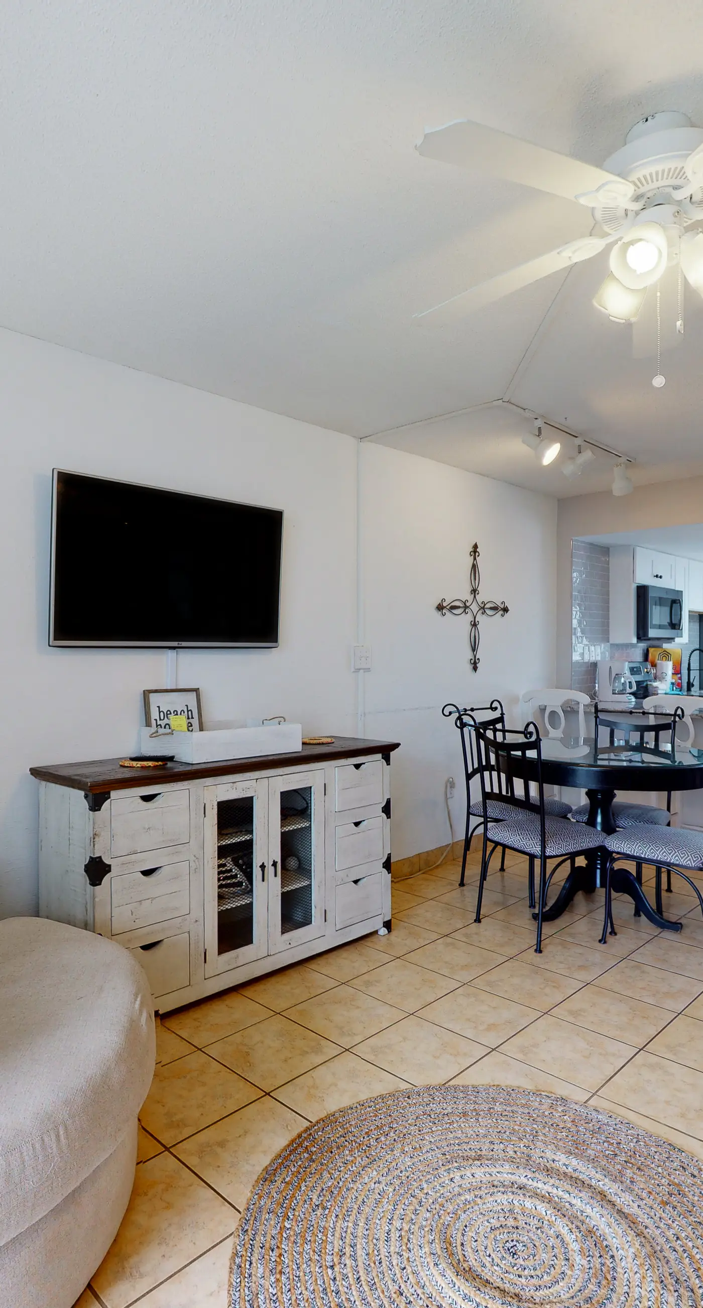 Inviting Condo w/ Shared Pools, Hot Tub, Tennis, & Beach Access