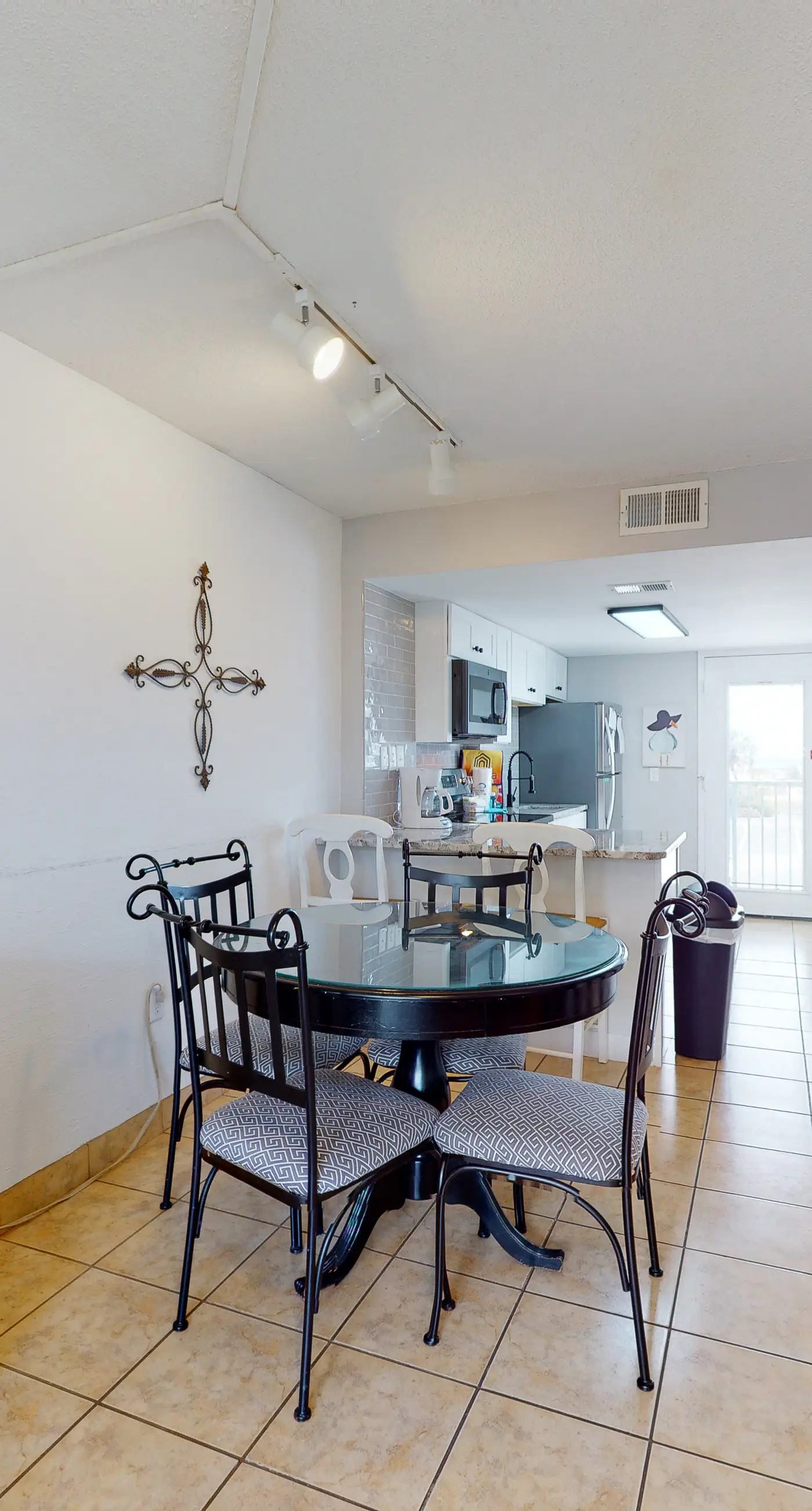 Inviting Condo w/ Shared Pools, Hot Tub, Tennis, & Beach Access