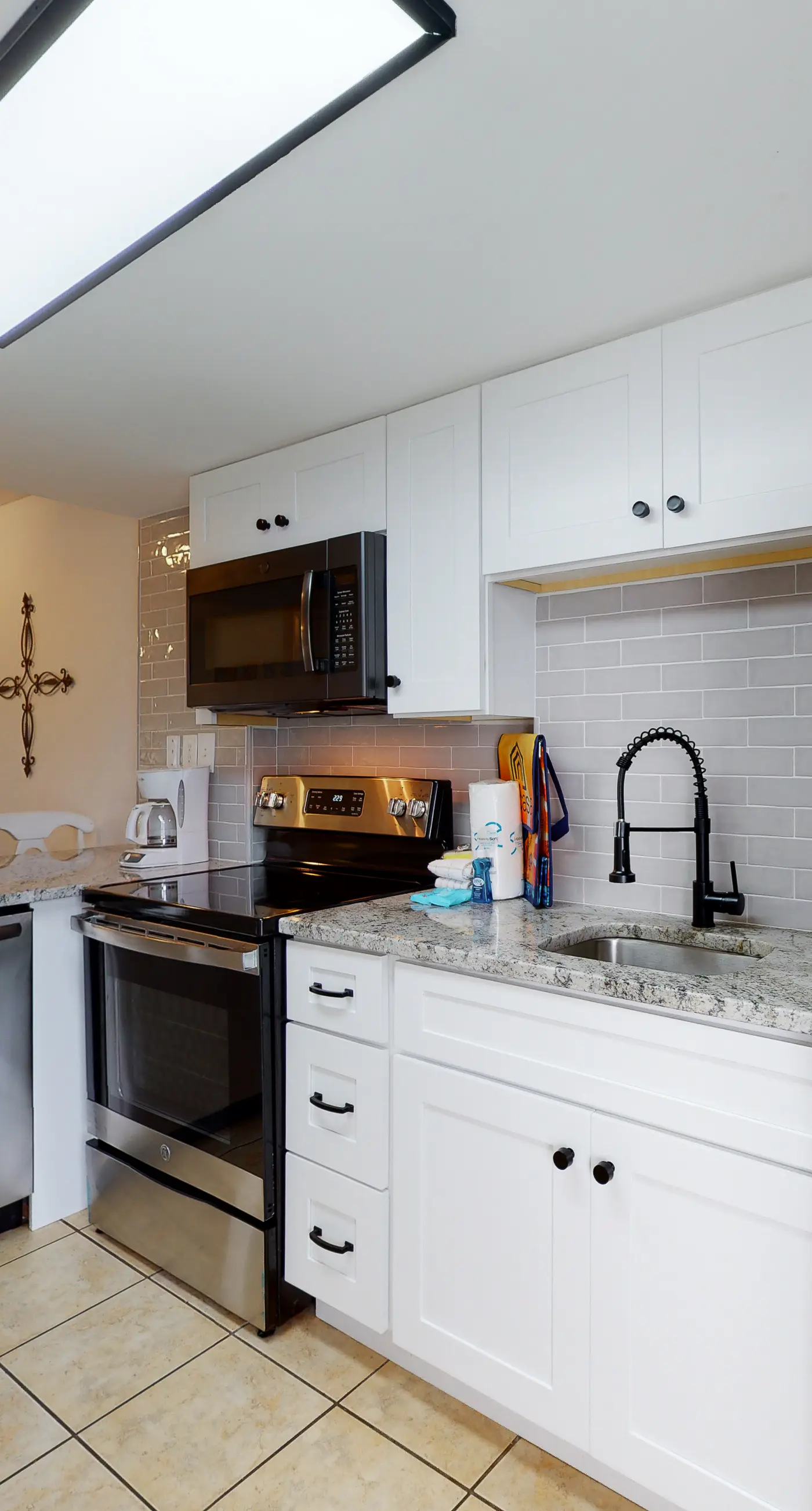 Inviting Condo w/ Shared Pools, Hot Tub, Tennis, & Beach Access