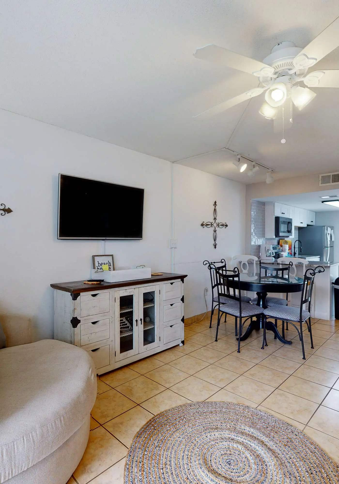 Inviting Condo w/ Shared Pools, Hot Tub, Tennis, & Beach Access