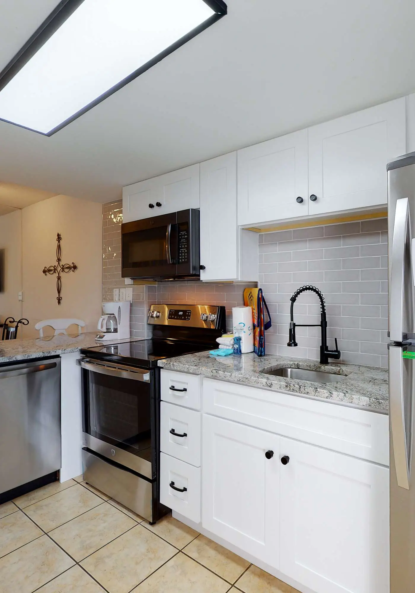 Inviting Condo w/ Shared Pools, Hot Tub, Tennis, & Beach Access