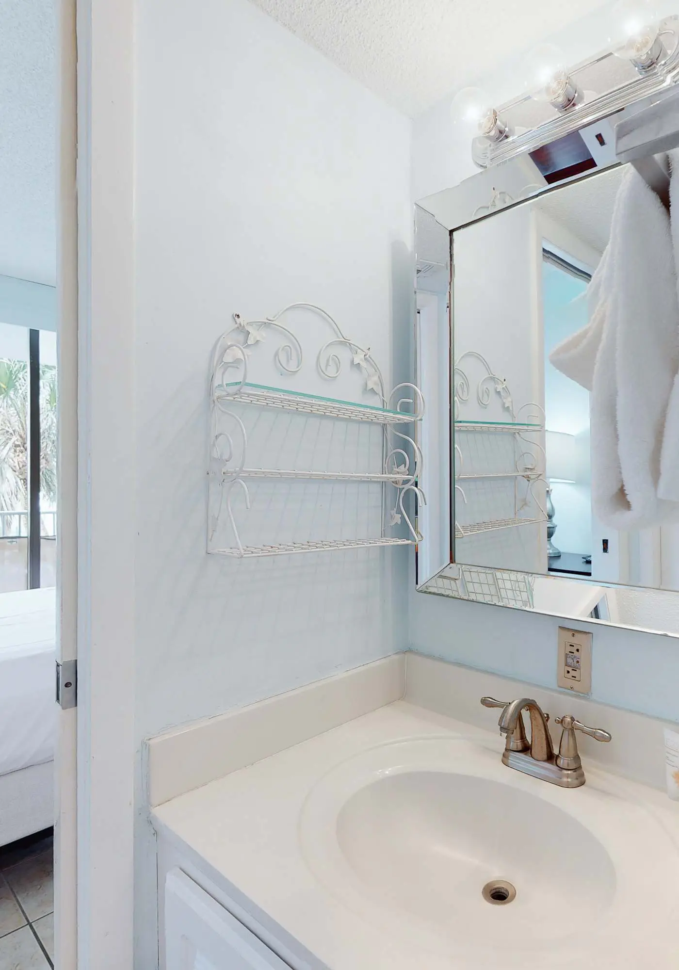 Inviting Condo w/ Shared Pools, Hot Tub, Tennis, & Beach Access