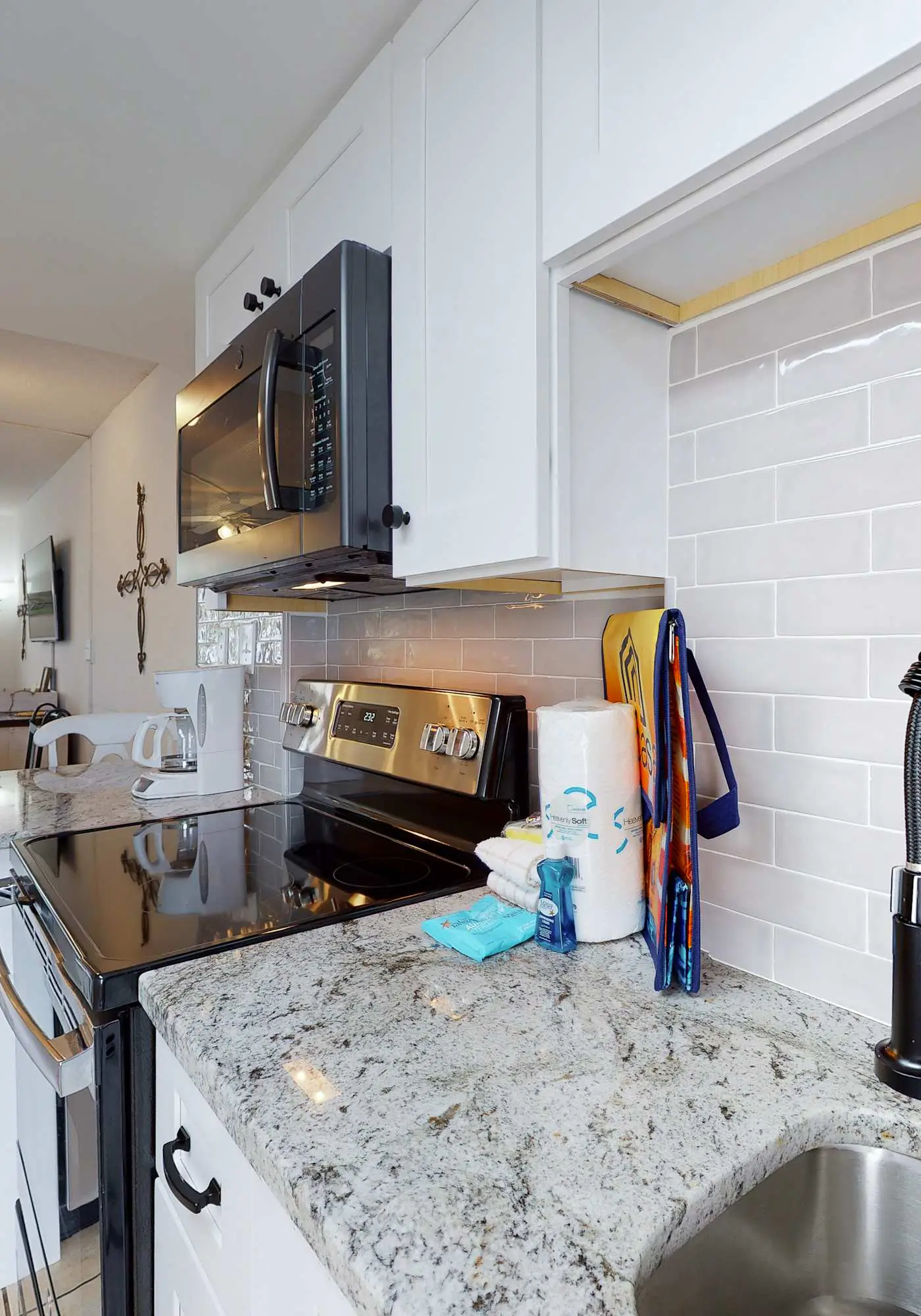 Inviting Condo w/ Shared Pools, Hot Tub, Tennis, & Beach Access