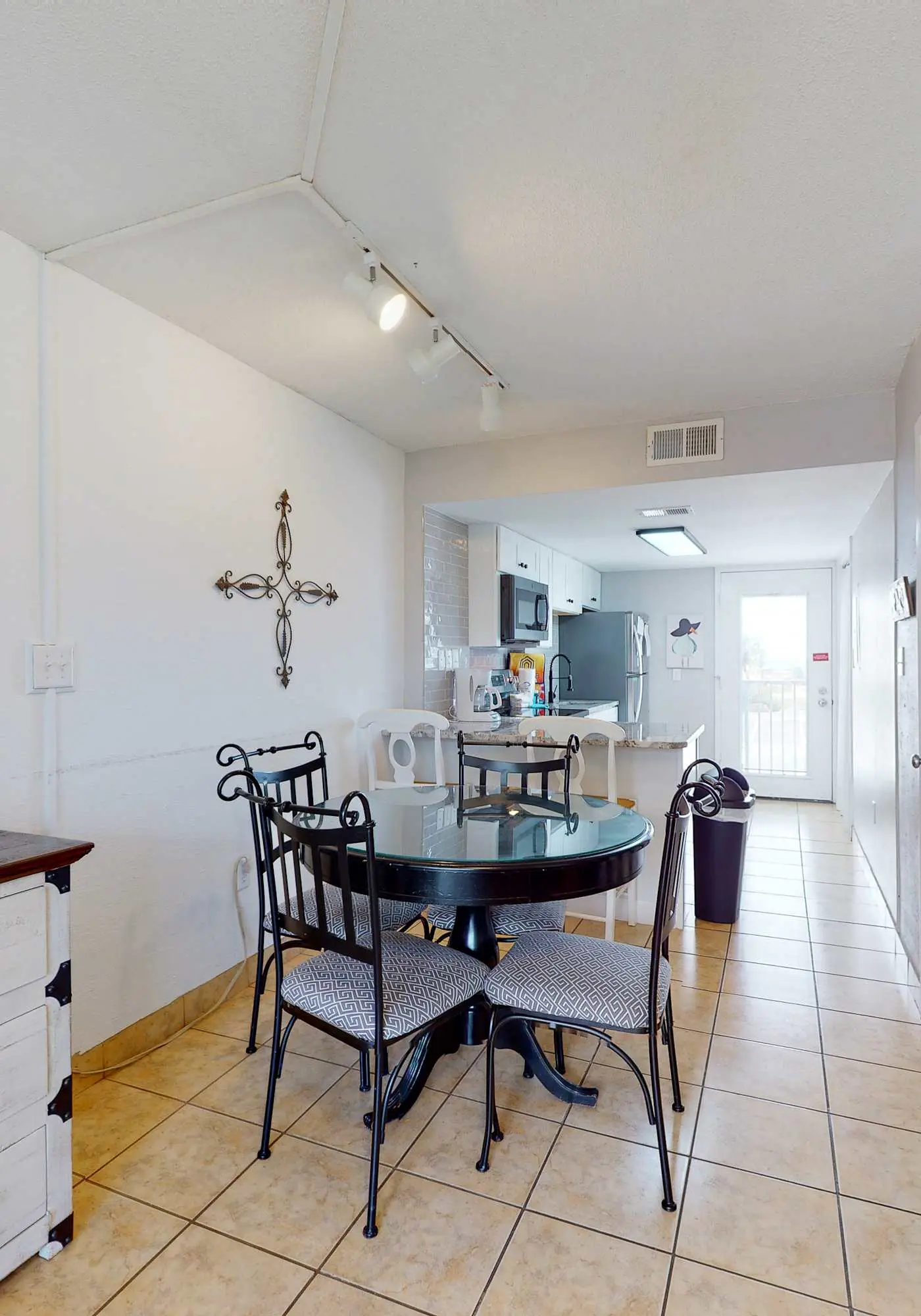 Inviting Condo w/ Shared Pools, Hot Tub, Tennis, & Beach Access