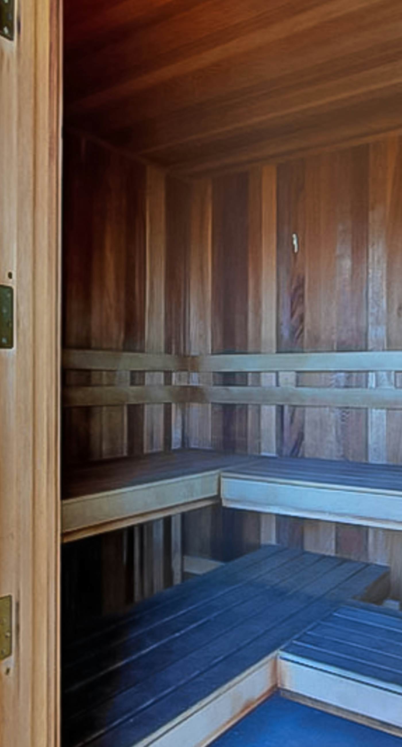 Ocean & Gulf front condo w/furnished balcony, shared in/outdoor pools, & hot tub