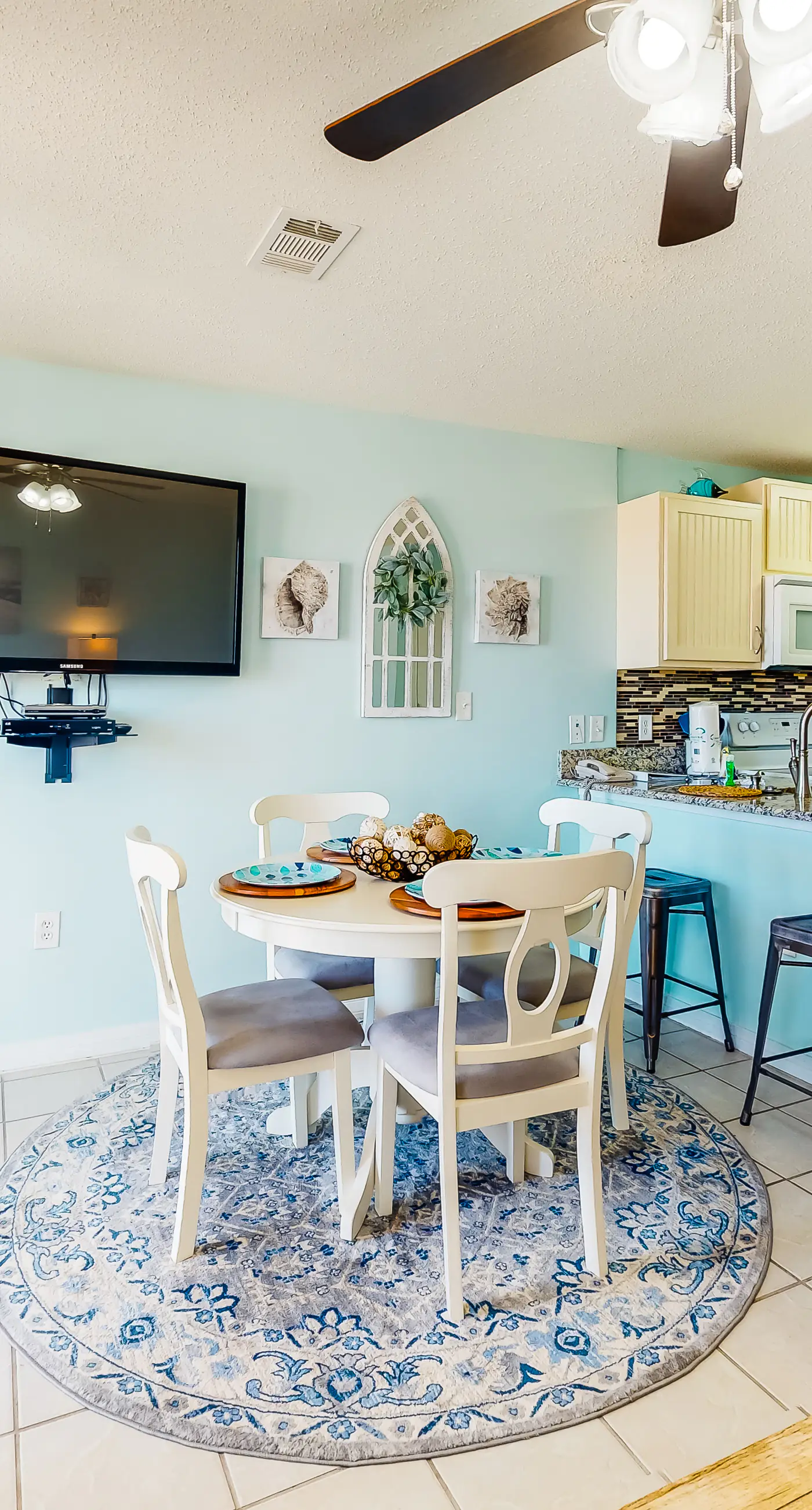 Second Floor Condo w Shared Pool & Hot Tub, WiFi, Central AC, and Washer Dryer