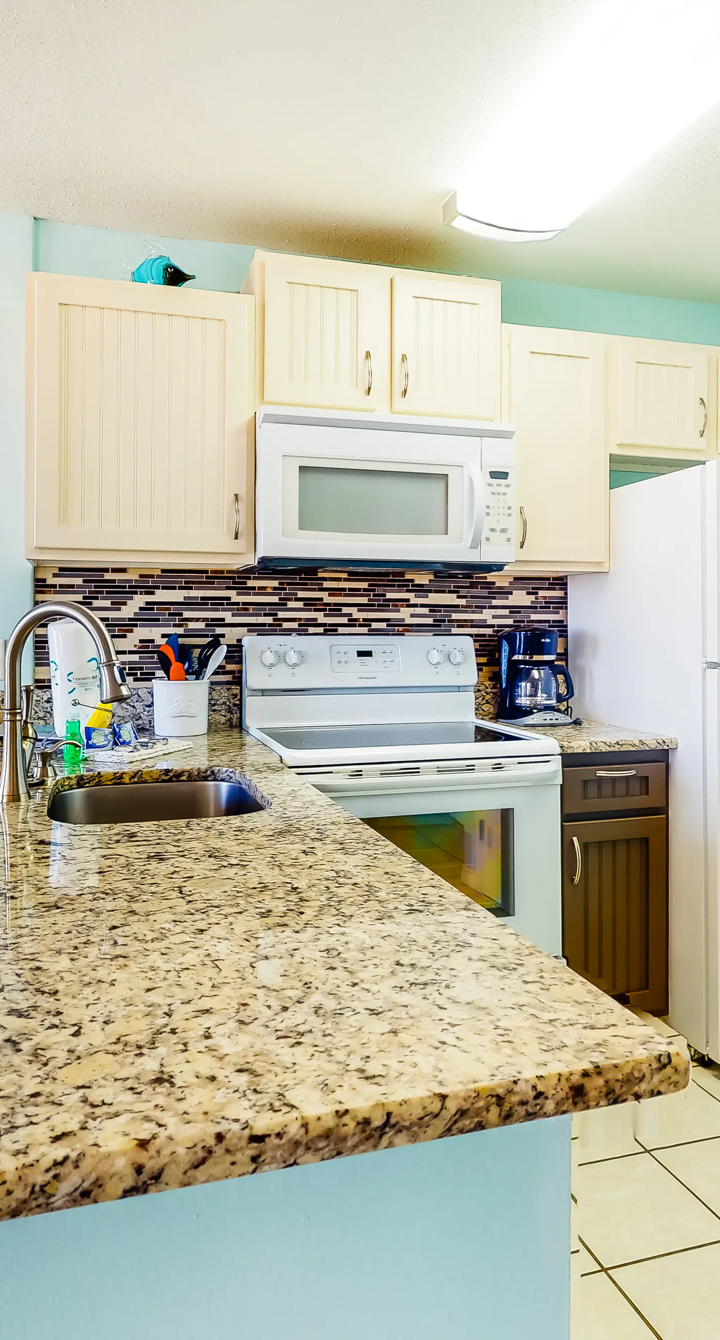 Second Floor Condo w Shared Pool & Hot Tub, WiFi, Central AC, and Washer Dryer