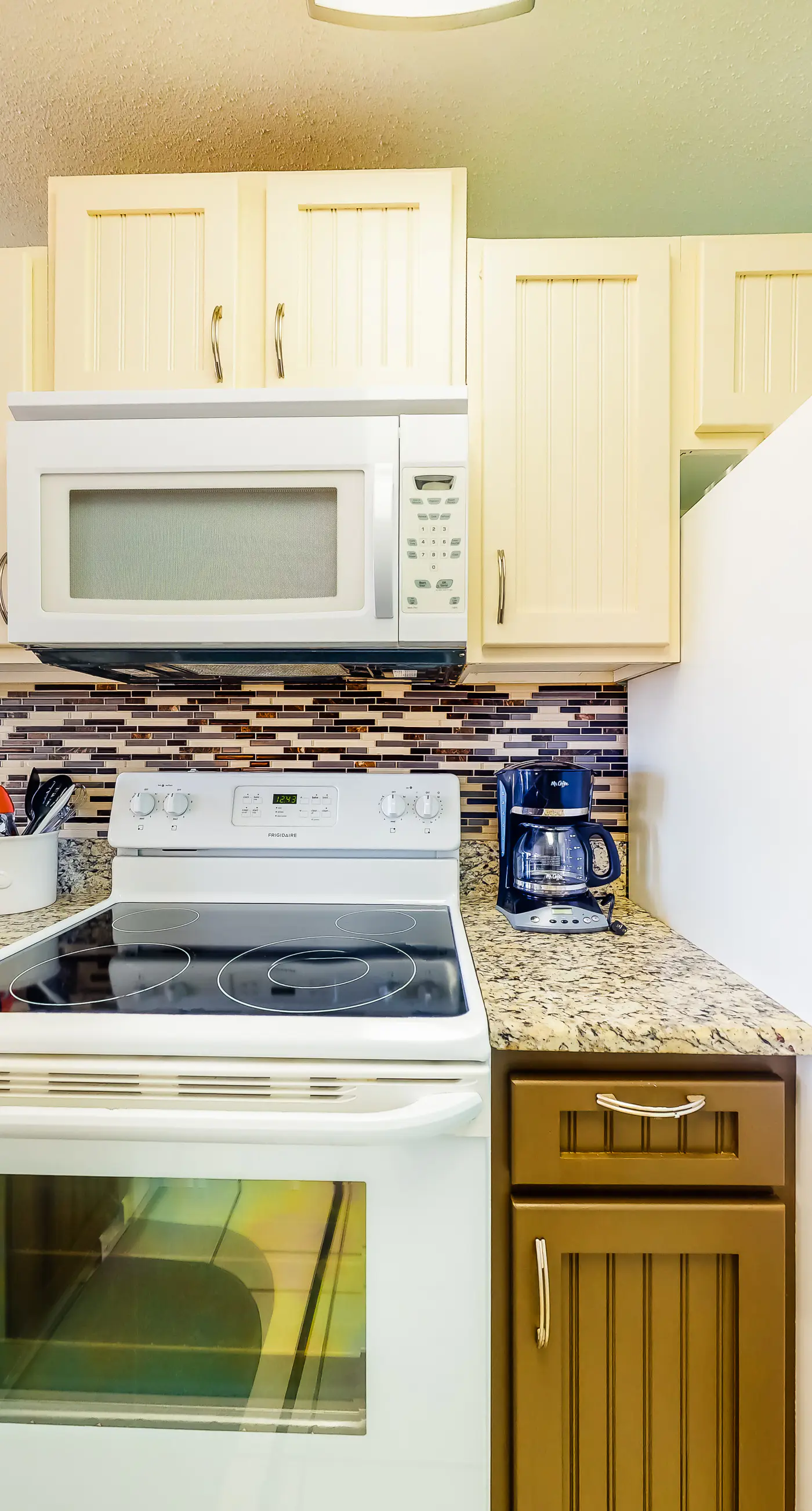 Second Floor Condo w Shared Pool & Hot Tub, WiFi, Central AC, and Washer Dryer