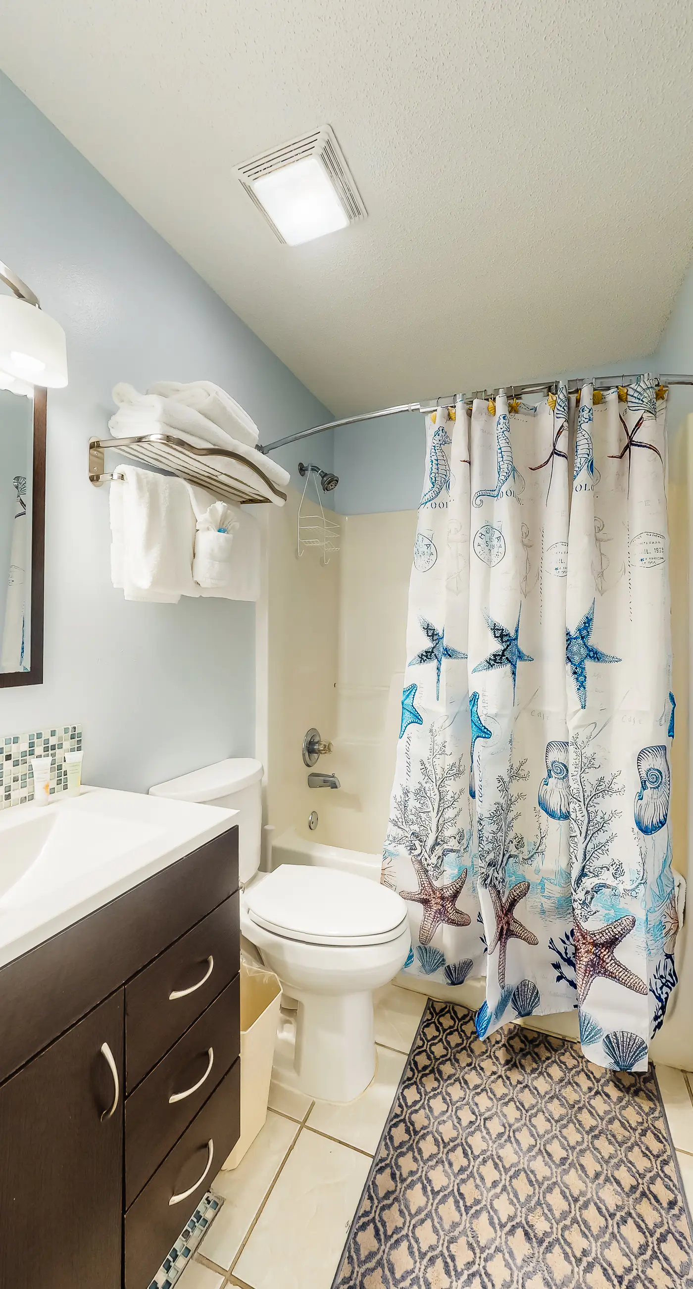 Second Floor Condo w Shared Pool & Hot Tub, WiFi, Central AC, and Washer Dryer