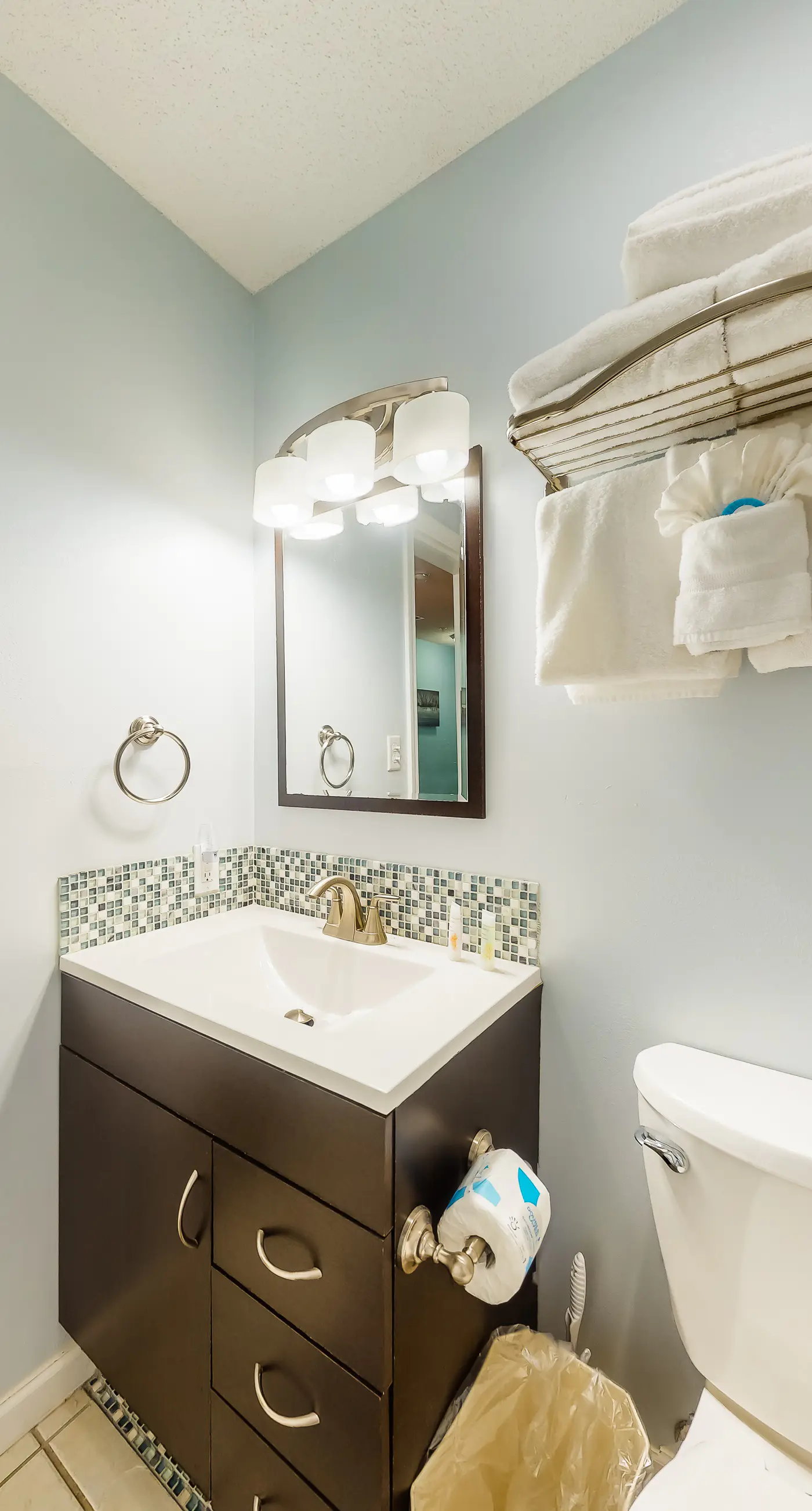 Second Floor Condo w Shared Pool & Hot Tub, WiFi, Central AC, and Washer Dryer