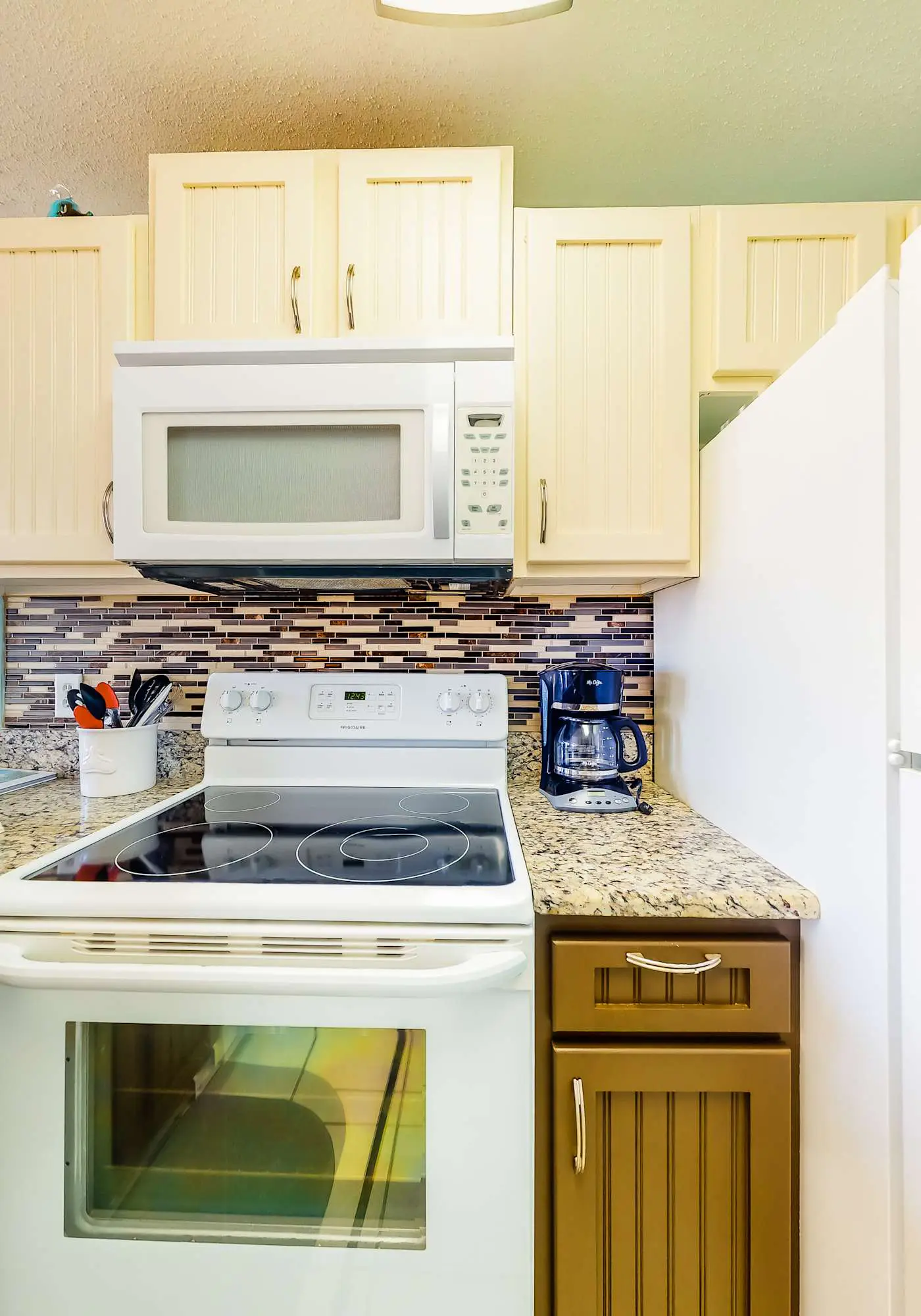 Second Floor Condo w Shared Pool & Hot Tub, WiFi, Central AC, and Washer Dryer