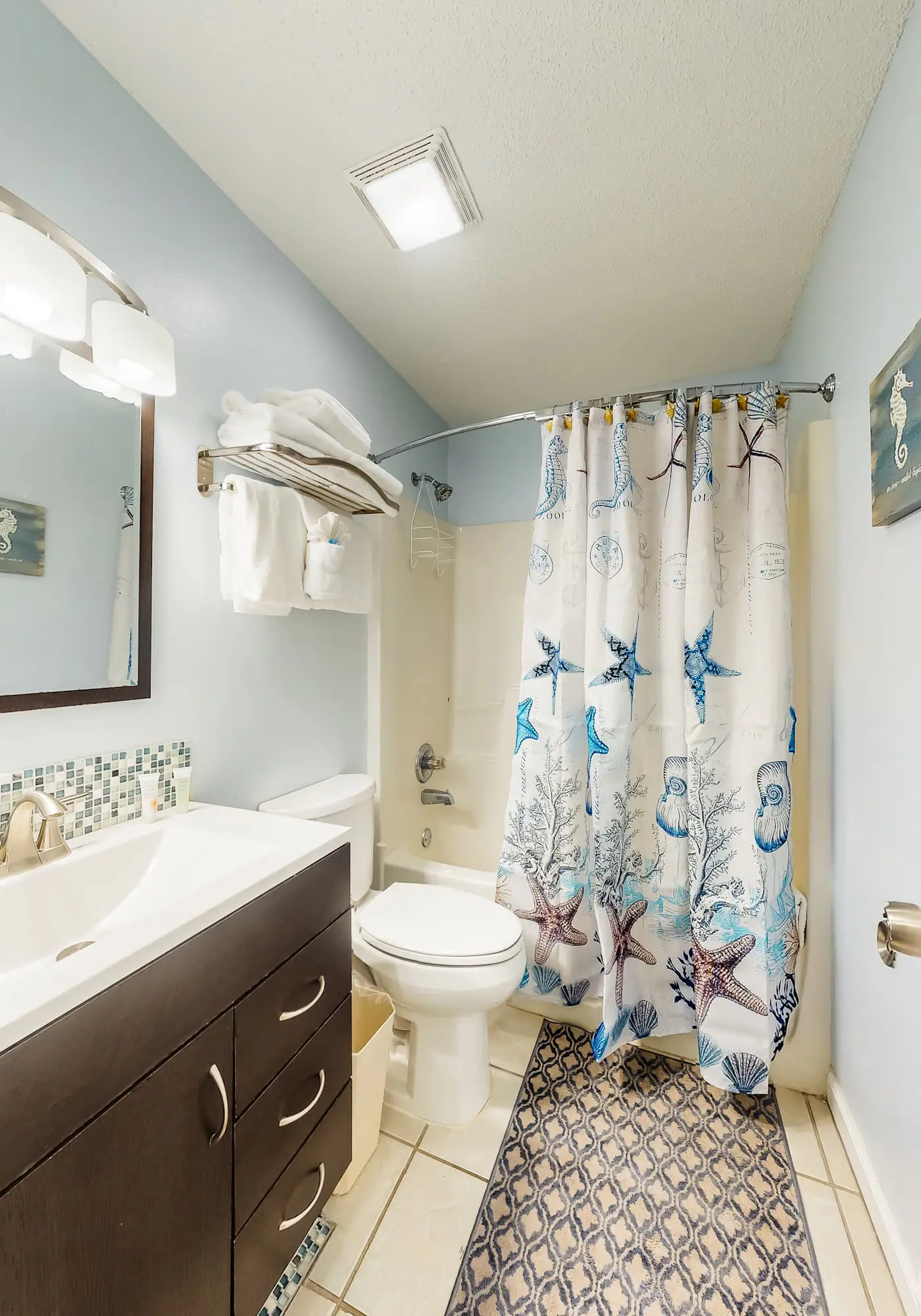 Second Floor Condo w Shared Pool & Hot Tub, WiFi, Central AC, and Washer Dryer