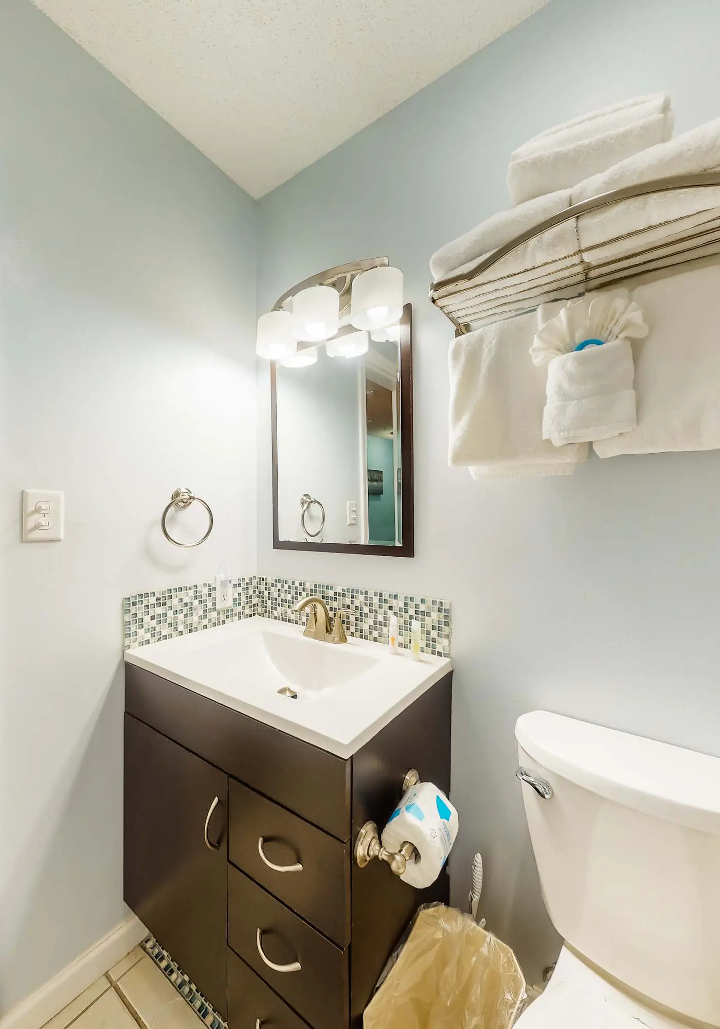 Second Floor Condo w Shared Pool & Hot Tub, WiFi, Central AC, and Washer Dryer